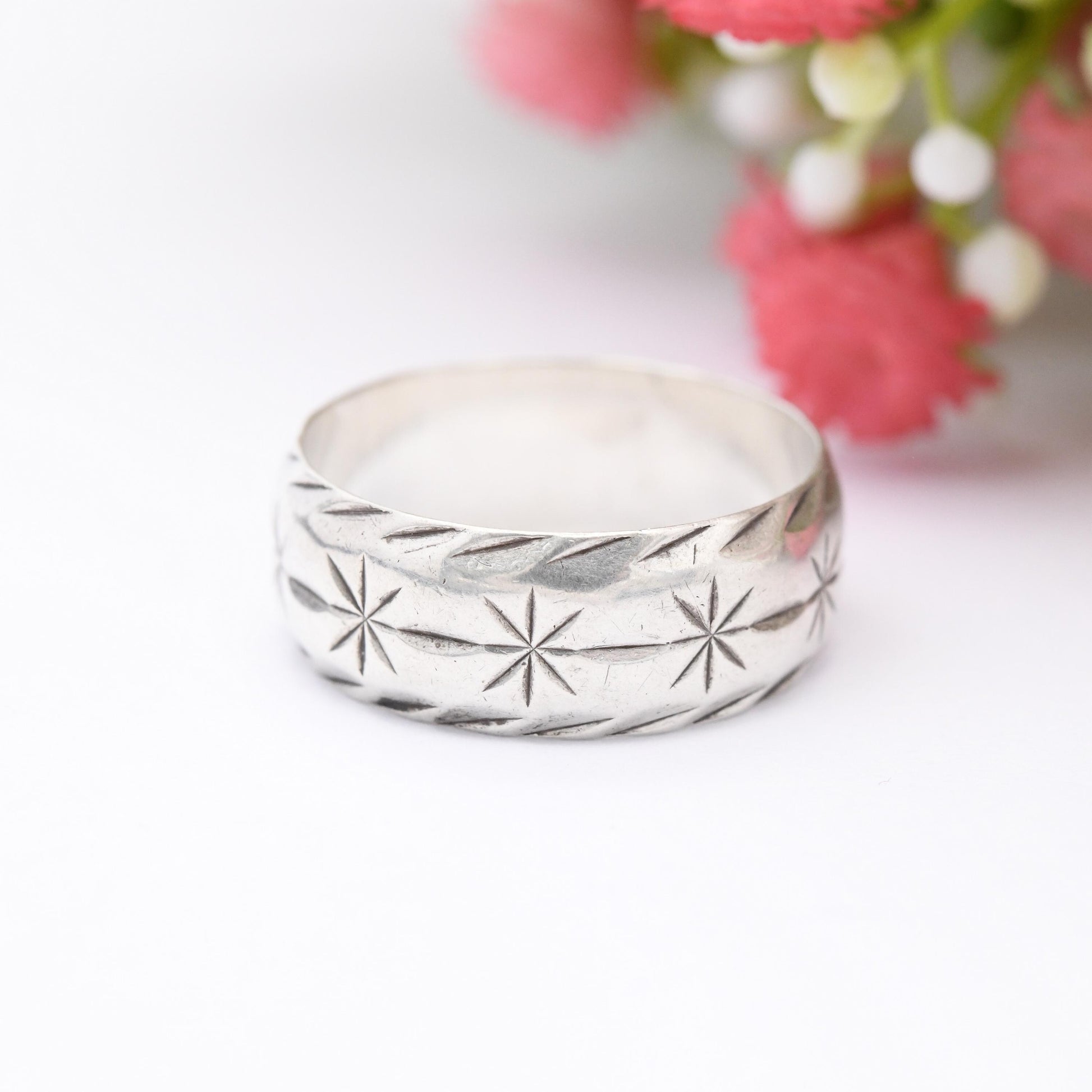 Vintage Sterling Silver Band Ring with Diamond Cut Star Design - Mid-Century Unisex Textured Silver | UK Size - R 1/2 | US Size - 8 3/4