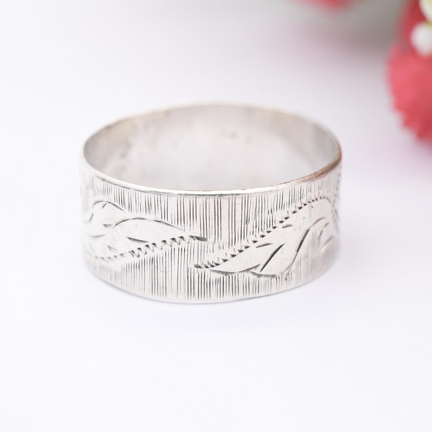 Vintage Siam Sterling Silver Band Ring with Engraved Winged Diamond - Unisex Textured Silver Wide Band | UK Size - S | US Size - 9