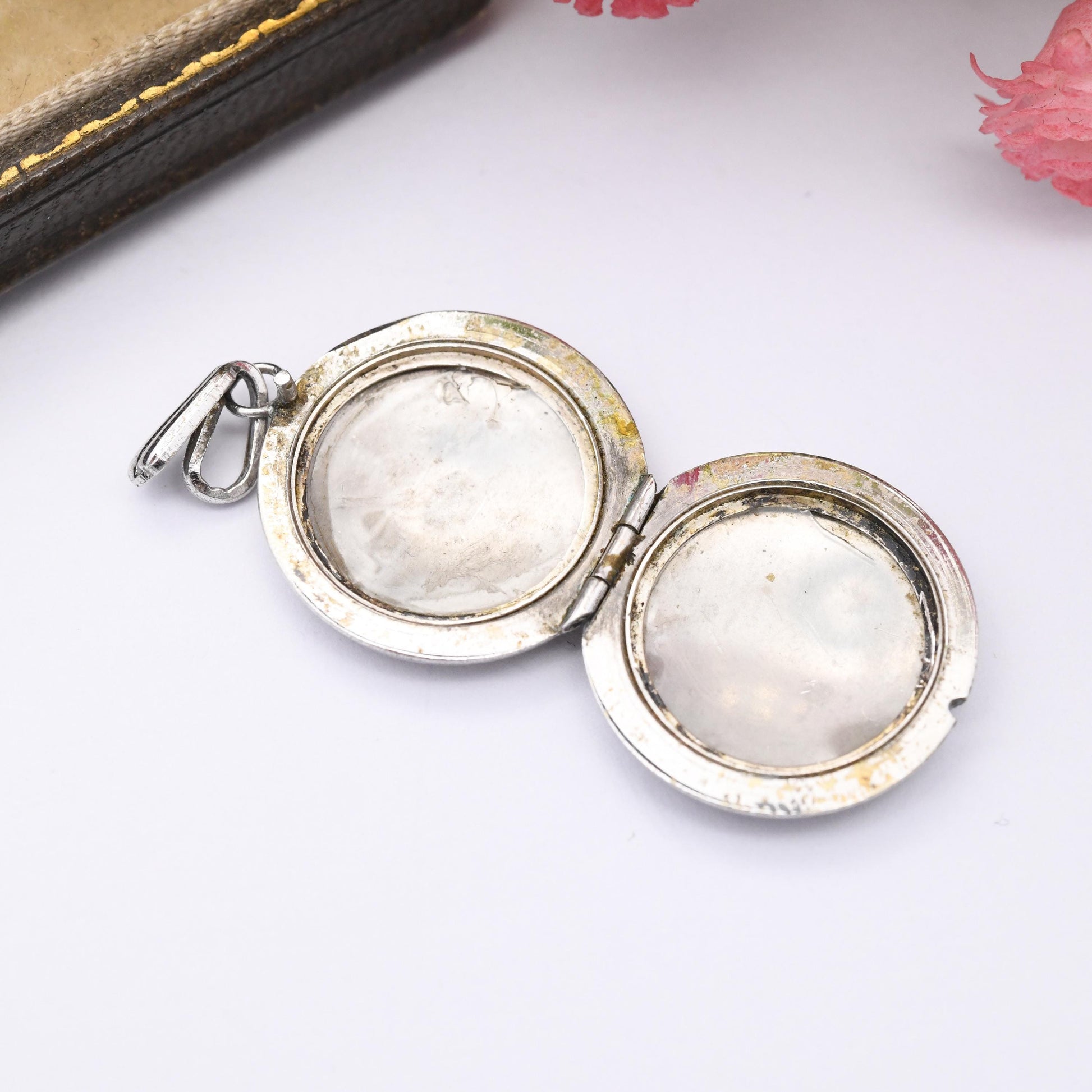 Vintage Sterling Silver Locket Pendant with Diamond Cut Star Design - Small Round Locket Gift for Necklace Stack Sentimental Picture Locket