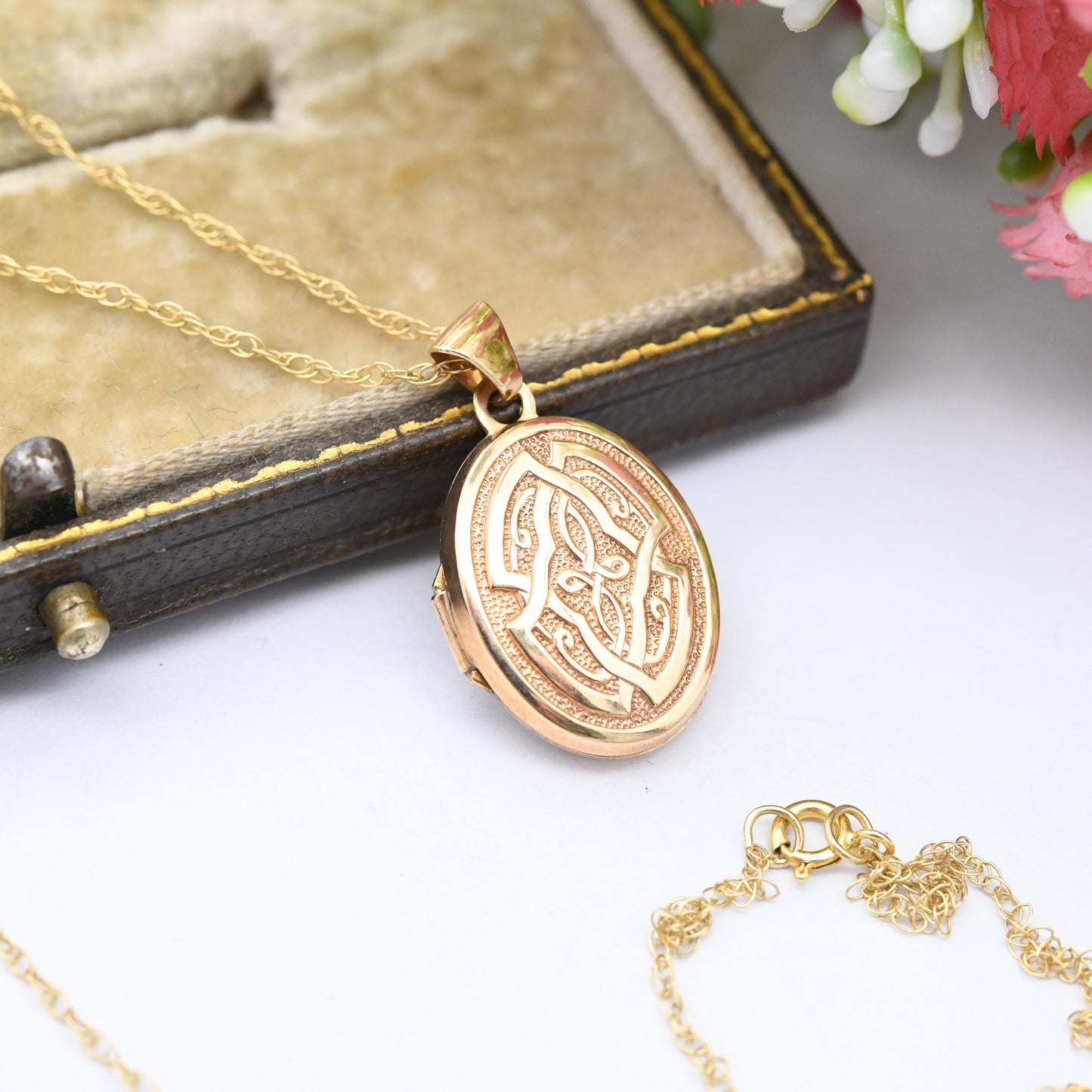 Vintage Celtic 9ct Gold Locket Pendant Necklace on Trace Chain - Two Picture Locket Small Oval Photo Frame Pretty Celtic Knot Design Gift