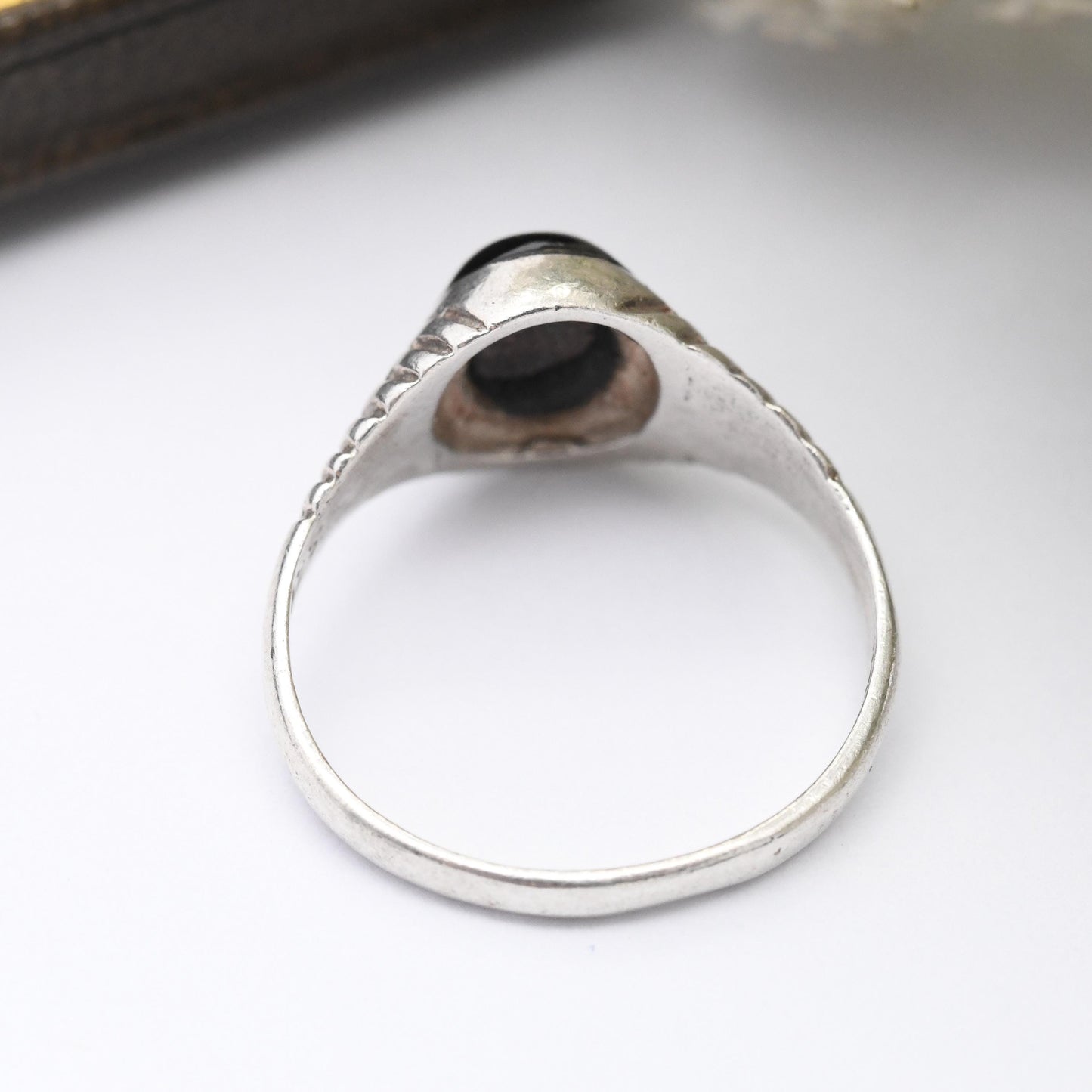 Vintage Sterling Silver Onyx Signet Ring with Striped Design - Raised Black Gemstone Unisex Jewellery | UK Size - K 1/2 | US Size - 5 1/2