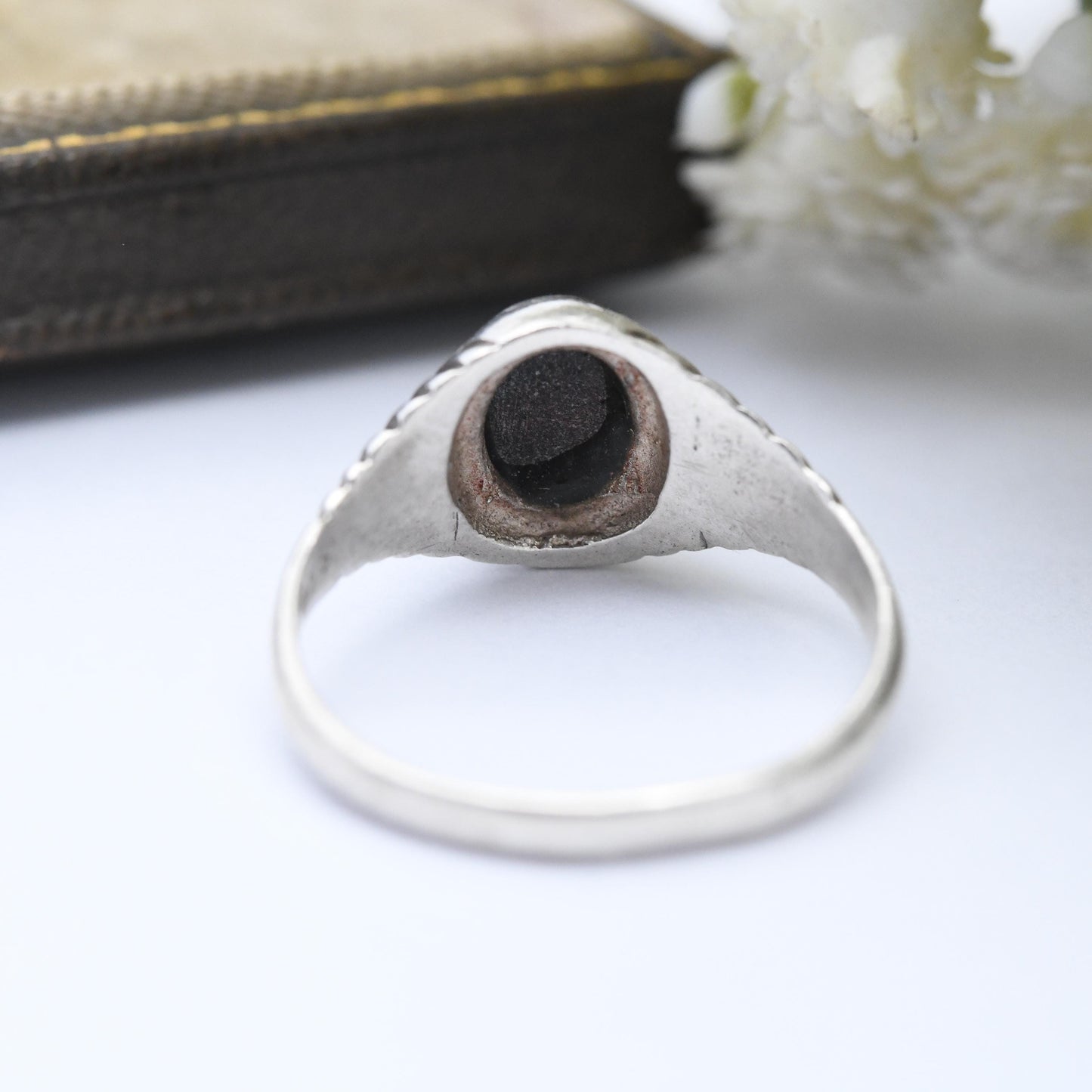 Vintage Sterling Silver Onyx Signet Ring with Striped Design - Raised Black Gemstone Unisex Jewellery | UK Size - K 1/2 | US Size - 5 1/2