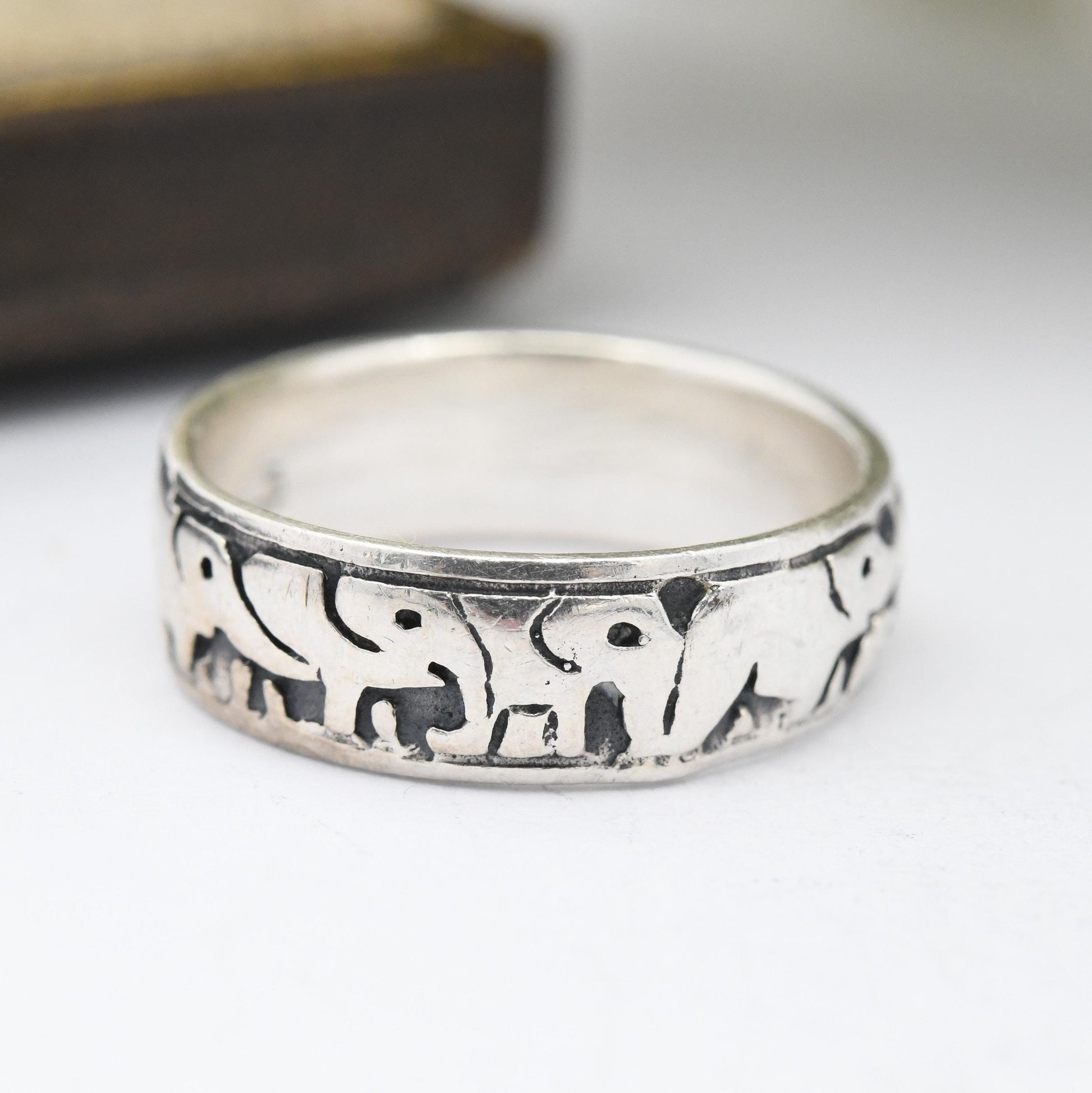 Vintage Sterling Silver Elephant Band Ring - Baby Elephant Parade Animal Jewellery Gift for Nature Lover | UK Size - J | US Size - 4 3/4