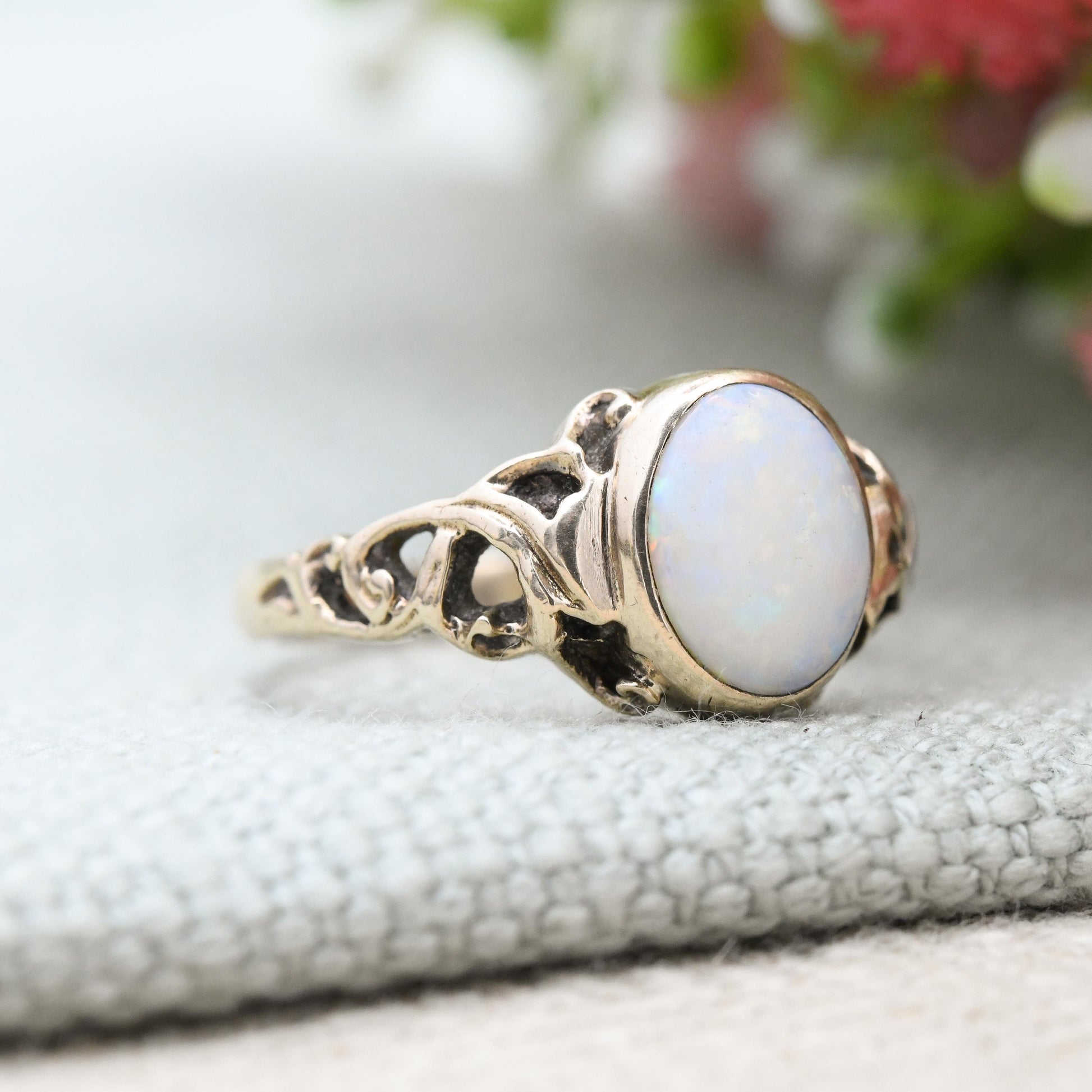 Vintage 9ct Gold Opal Ring 1979 - White Gemstone Pretty Solitaire | Colourful Opal Jewellery Vine Leaves | UK Size - P | US Size - 7 3/4