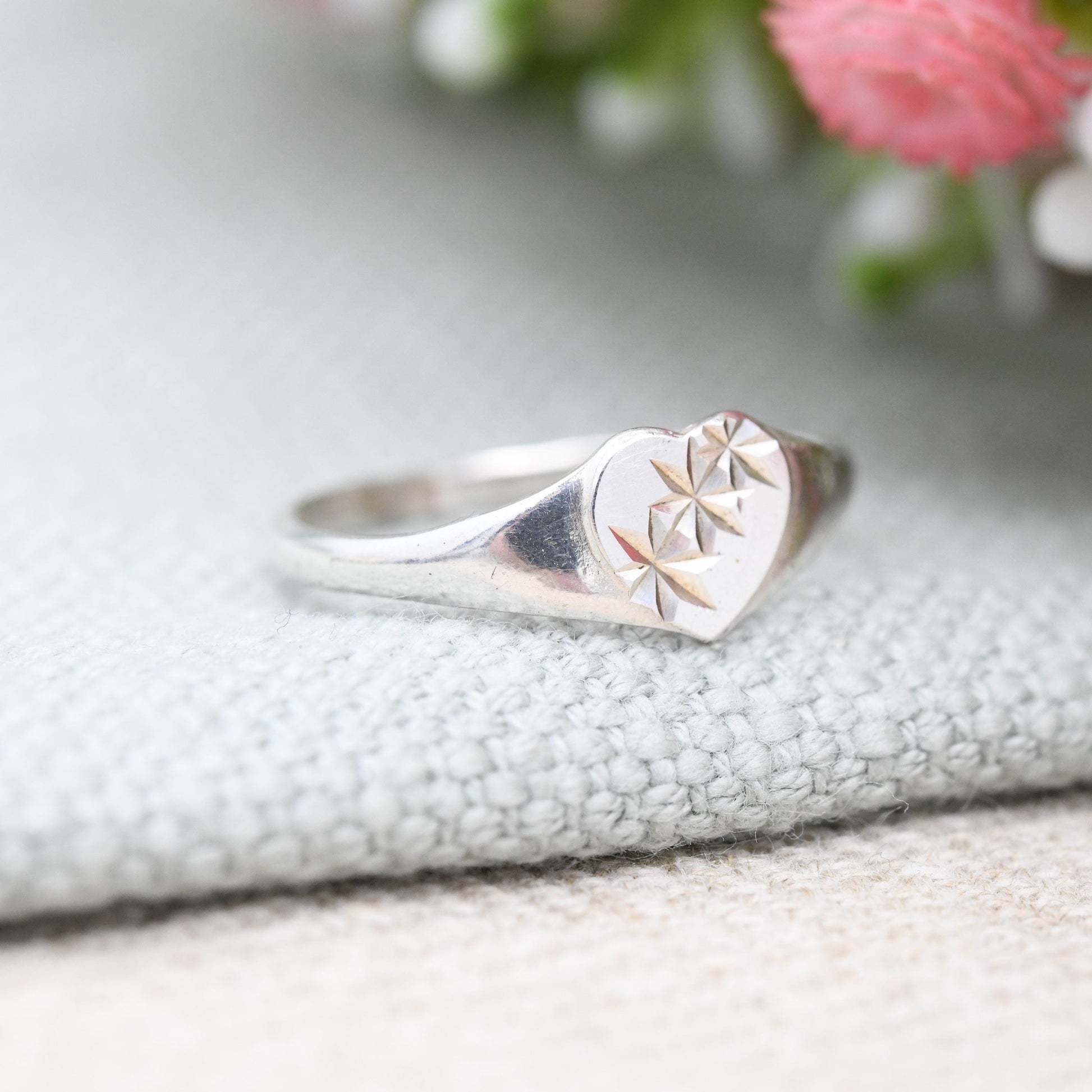 Vintage Sterling Silver Heart Signet Ring Diamond Cut Star Design - Engraved Silver Love Heart Jewellery | UK Size - O 1/2 | US Size - 7 1/2