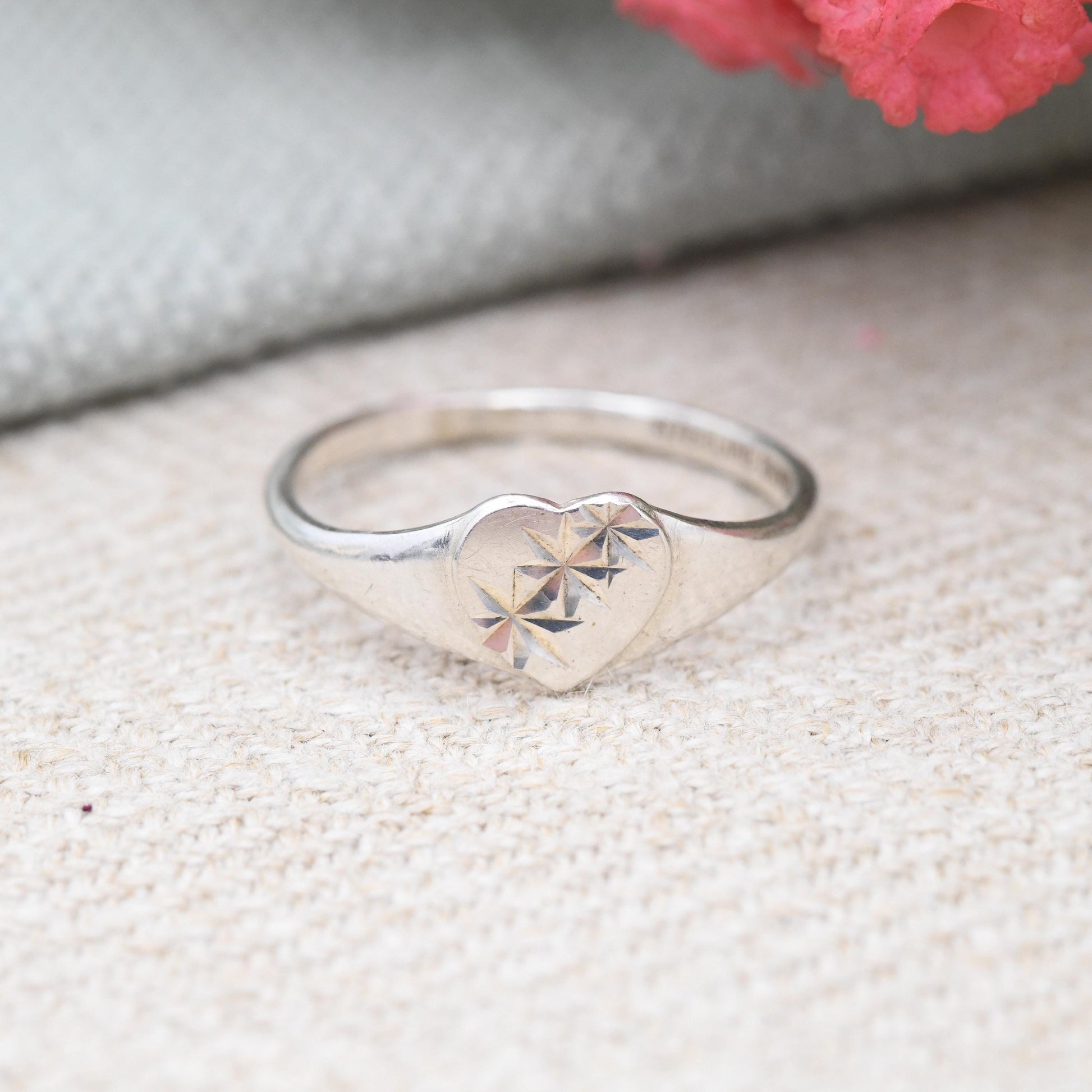 Vintage Sterling Silver Heart Signet Ring Diamond Cut Star Design - Engraved Silver Love Heart Jewellery | UK Size - O 1/2 | US Size - 7 1/2