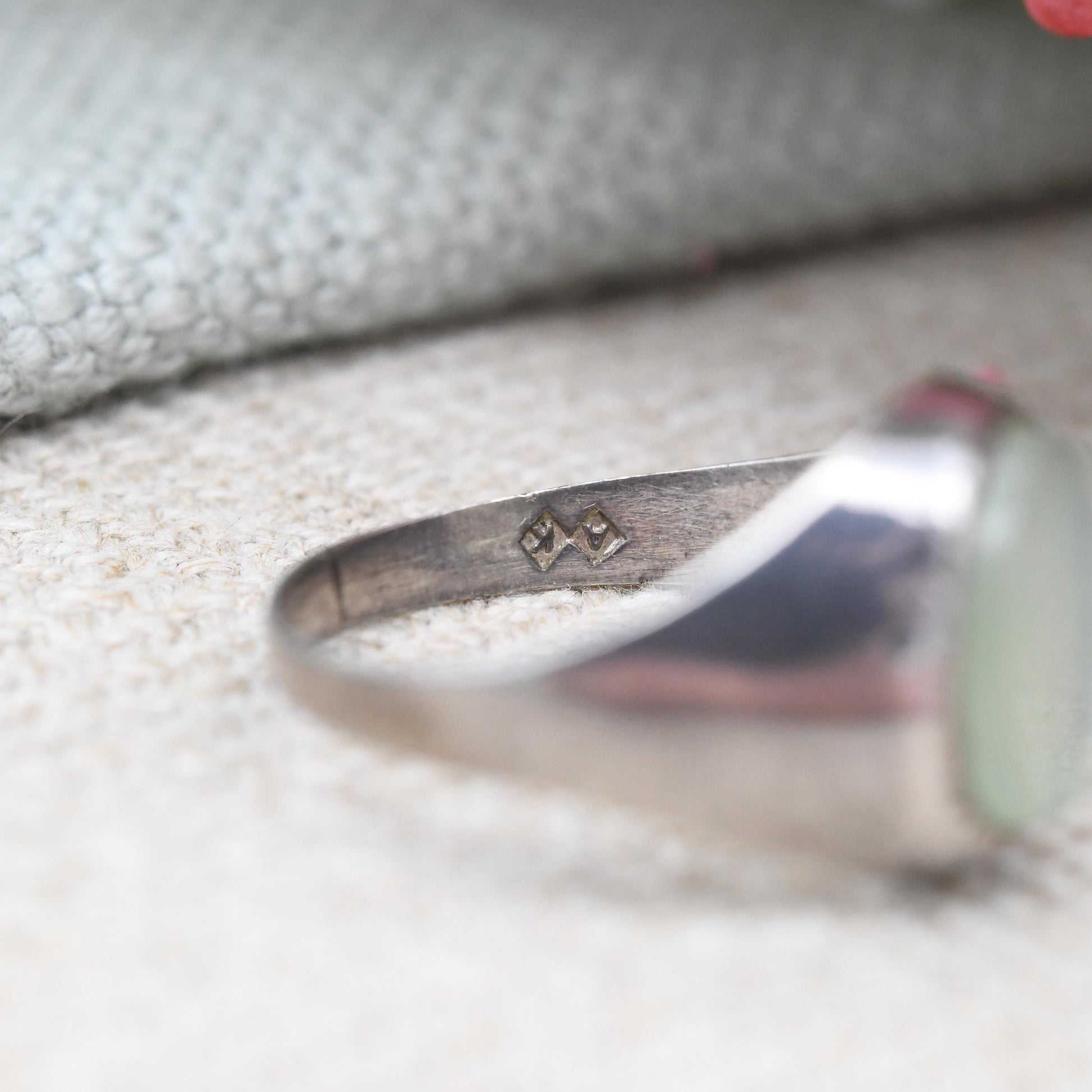 Vintage Sterling Silver Green Gemstone Signet Ring - Unisex Oval Pale Stone Ring | Minimal Unisex Ring | UK Size - M 1/2 | US Size - 6 1/4