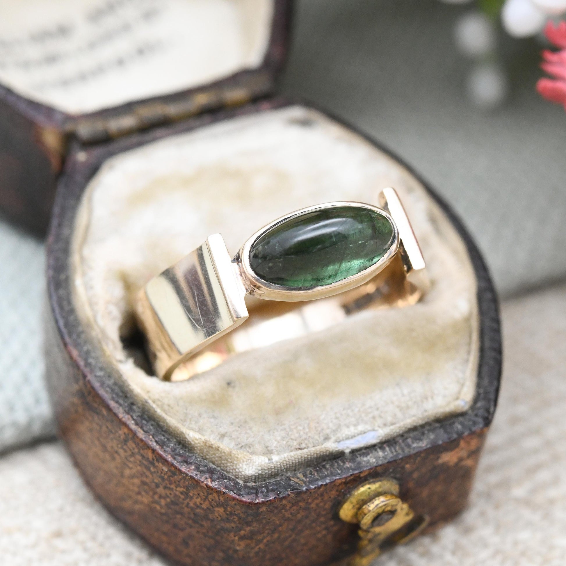 Vintage Modernist 9ct Gold Green Stone Ring 1972 - Mid-Century Statement Solitaire Stylish 1970s Jewellery | UK Size - O | US Size - 7 1/4