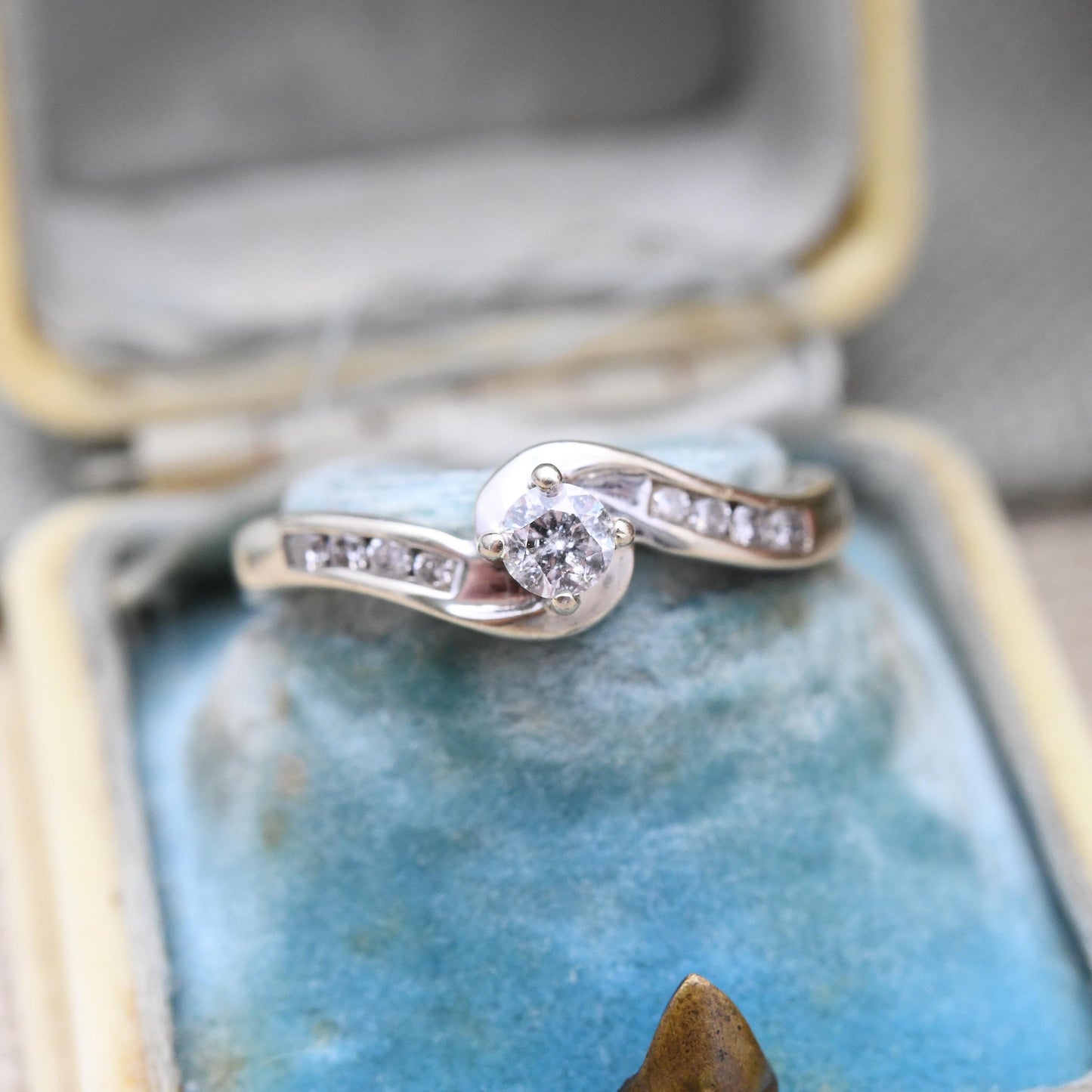 Vintage 9ct Gold Diamond Solitaire Ring 25 Points 0.25ct - with Side Stones | White Gold Twist Engagement Ring | UK Size - L US Size - 5 3/4