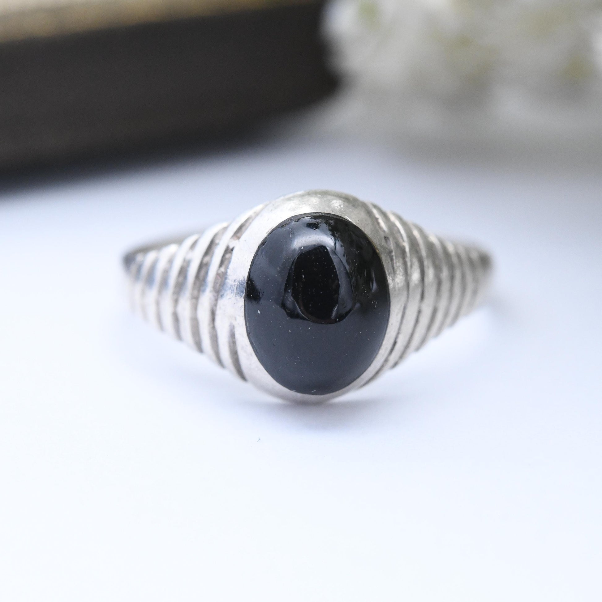 Vintage Sterling Silver Onyx Signet Ring with Striped Design - Raised Black Gemstone Unisex Jewellery | UK Size - K 1/2 | US Size - 5 1/2