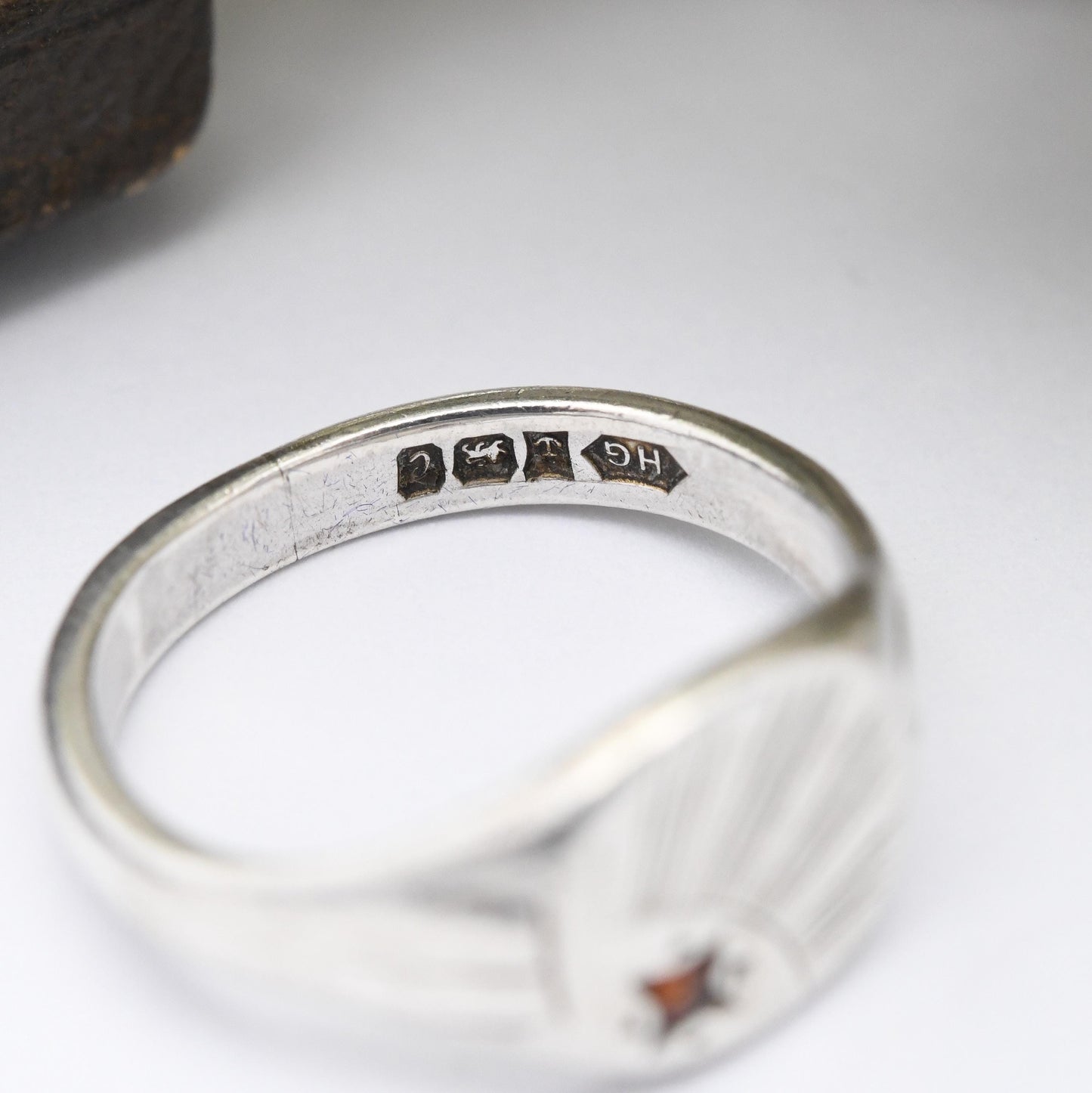 Vintage Sterling Silver Garnet Signet Ring with Sunburst 1977 - Star Sunrise Engraving | Mid-Century Gift | UK Size - J | US Size - 4 3/4