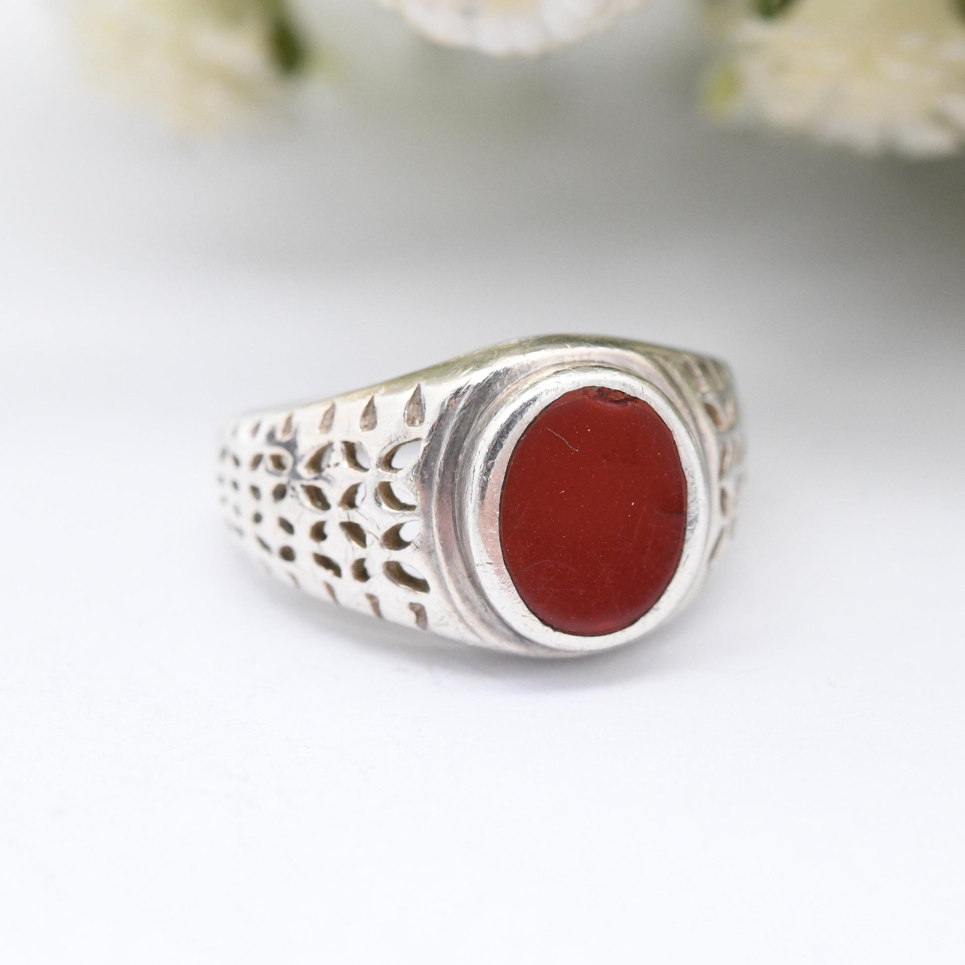 Vintage Silver Red Jasper Signet Ring with Cut Out Shoulders - Small Chunky Mid-Century Red Stone Statement | UK Size - I | US Size - 4 1/4