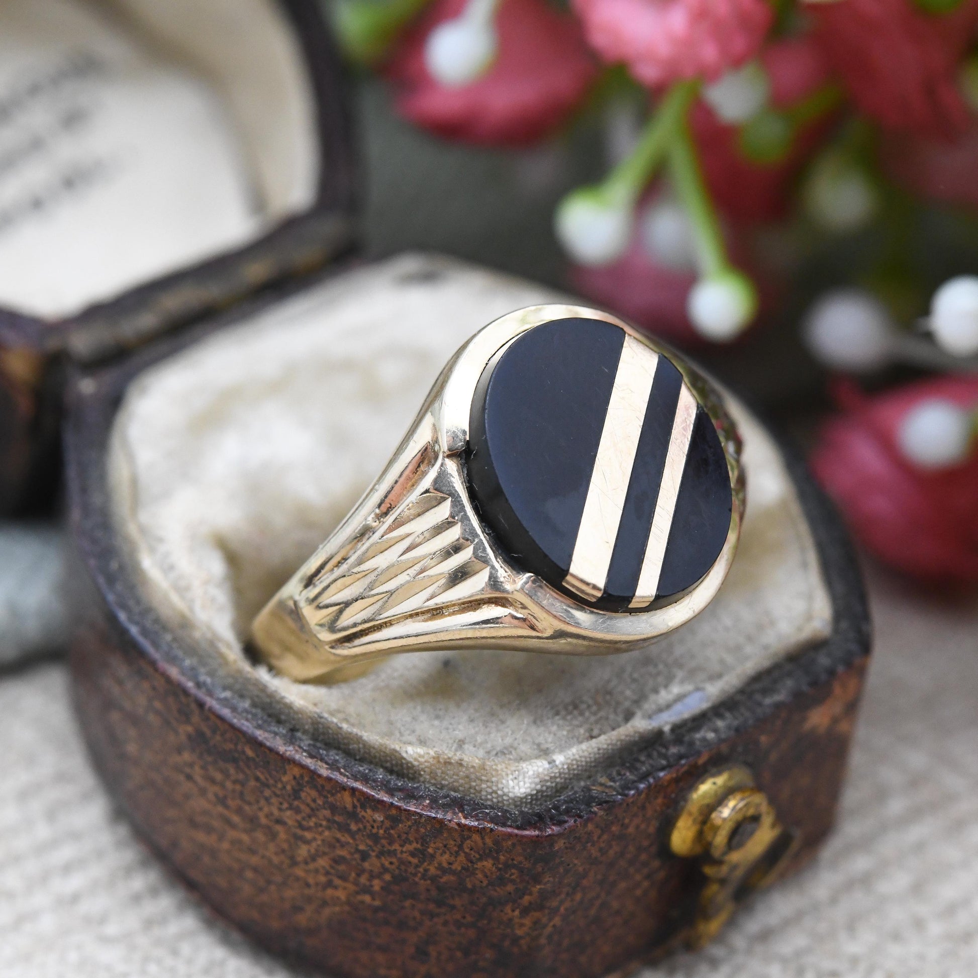 Vintage 9ct Gold Onyx Signet Ring 1989 with Gold Stripes - Unisex Gift for Him Mid-Century Textured | Large UK Size - T 1/2 US Size - 9 3/4