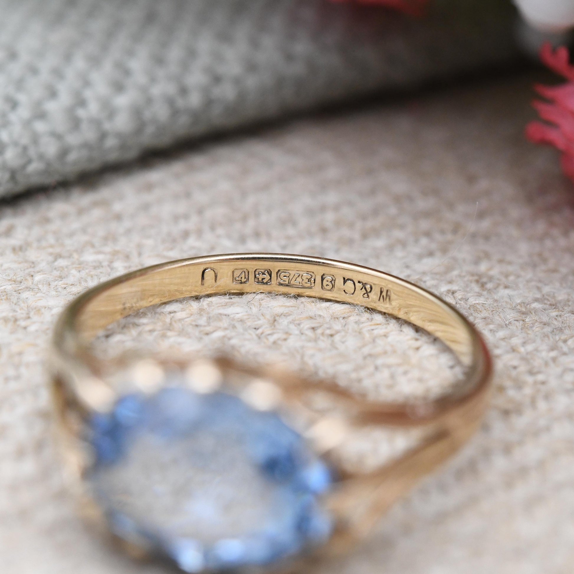 Vintage 9ct Gold Ring with Light Blue Stone 1970 - Pretty Pale Blue Gemstone Gift for Her Split Band Ring | UK Size - M | US Size - 6 1/4