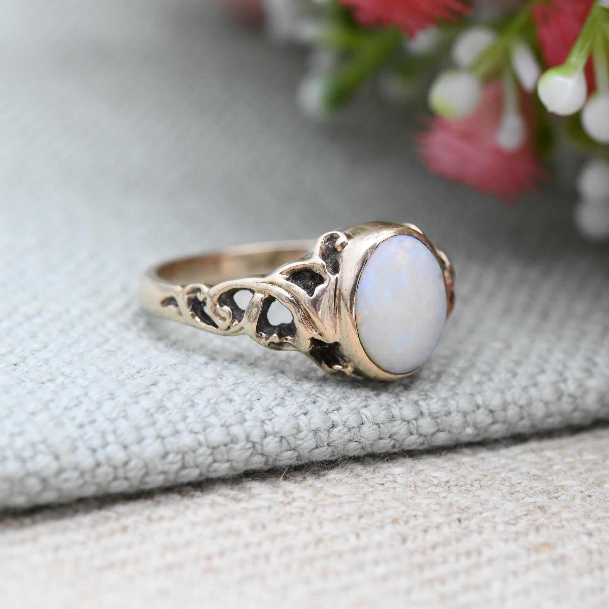Vintage 9ct Gold Opal Ring 1979 - White Gemstone Pretty Solitaire | Colourful Opal Jewellery Vine Leaves | UK Size - P | US Size - 7 3/4
