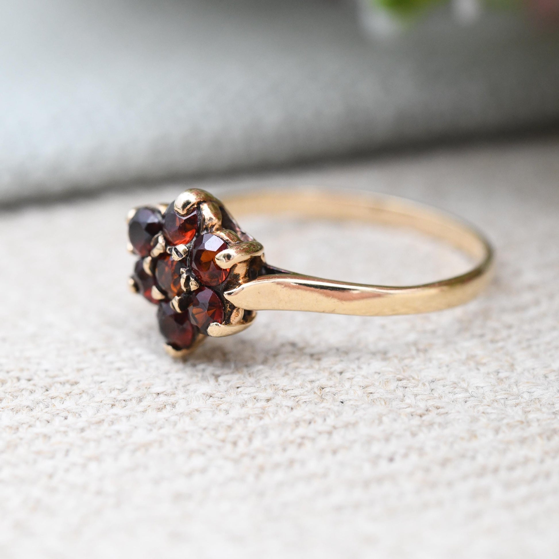 Vintage 9ct Gold Garnet Flower Ring 1975 - Mid-Century Floral Style Cocktail Red Gemstones Pretty Gift | UK Size - O 1/2 | US Size - 7 1/4