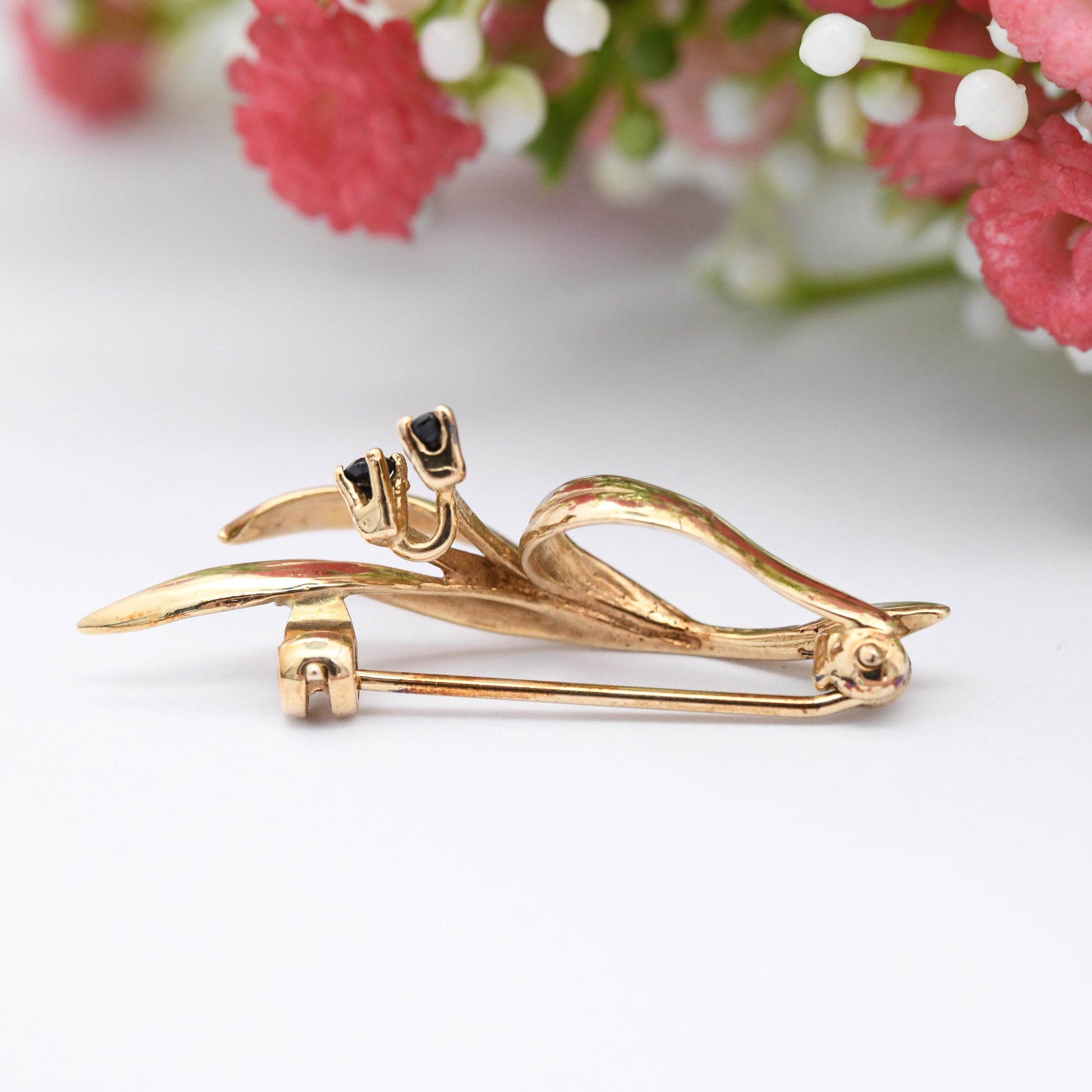 Vintage 9ct Gold Sapphire Leaf Brooch 1980s - Solid Gold Jewellery Gift for Her Nature Inspired Leaves and Berries | Blue Gemstone