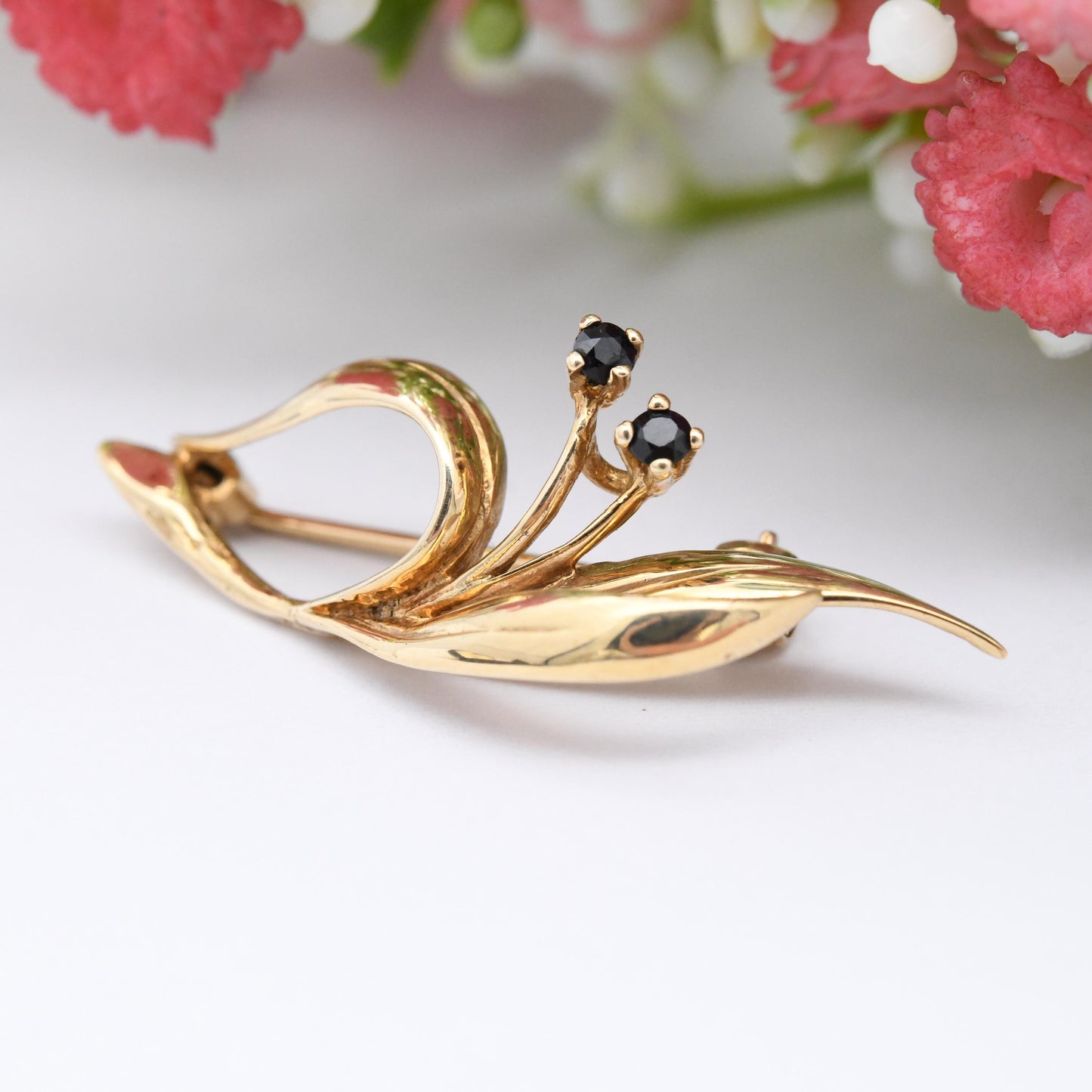 Vintage 9ct Gold Sapphire Leaf Brooch 1980s - Solid Gold Jewellery Gift for Her Nature Inspired Leaves and Berries | Blue Gemstone