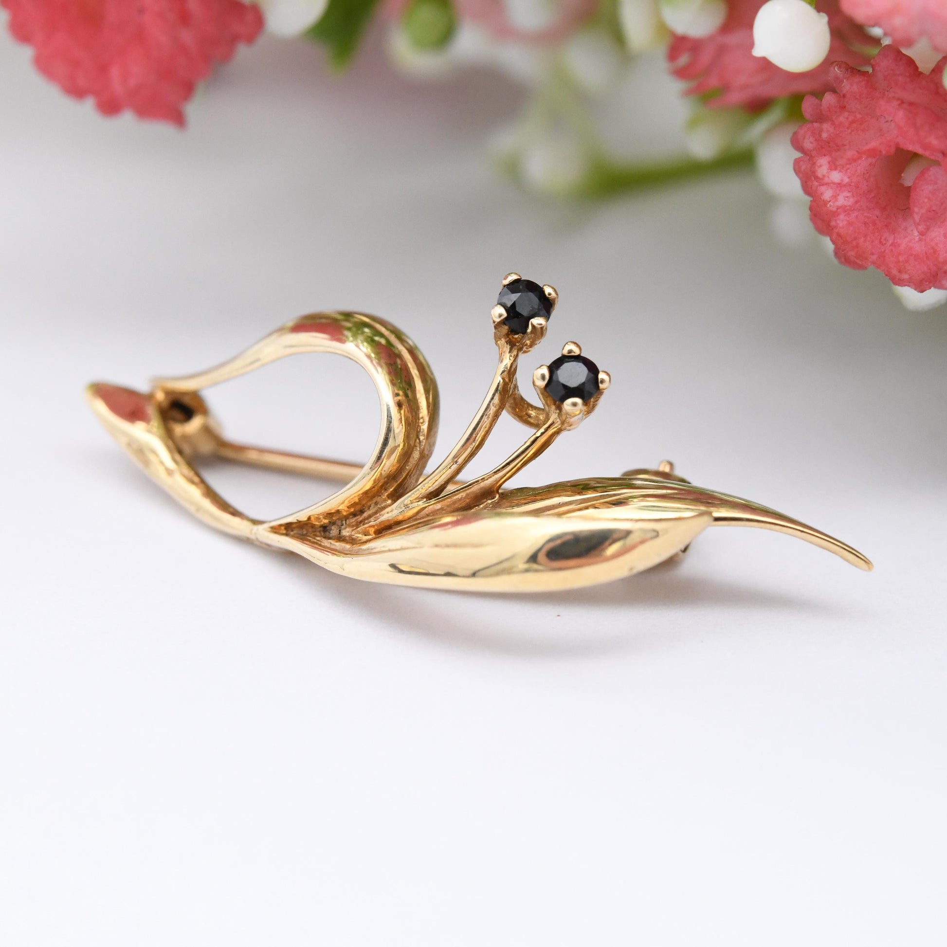 Vintage 9ct Gold Sapphire Leaf Brooch 1980s - Solid Gold Jewellery Gift for Her Nature Inspired Leaves and Berries | Blue Gemstone