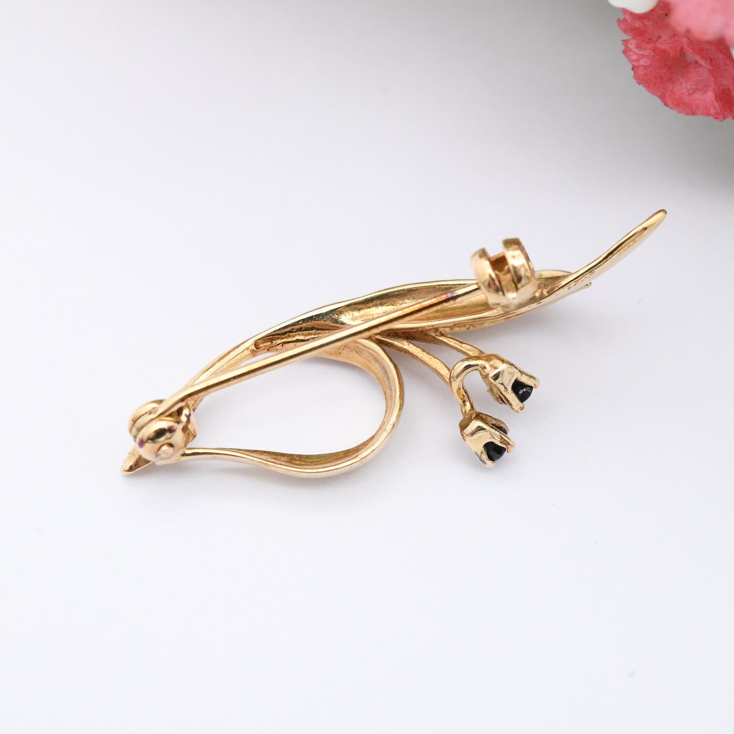 Vintage 9ct Gold Sapphire Leaf Brooch 1980s - Solid Gold Jewellery Gift for Her Nature Inspired Leaves and Berries | Blue Gemstone