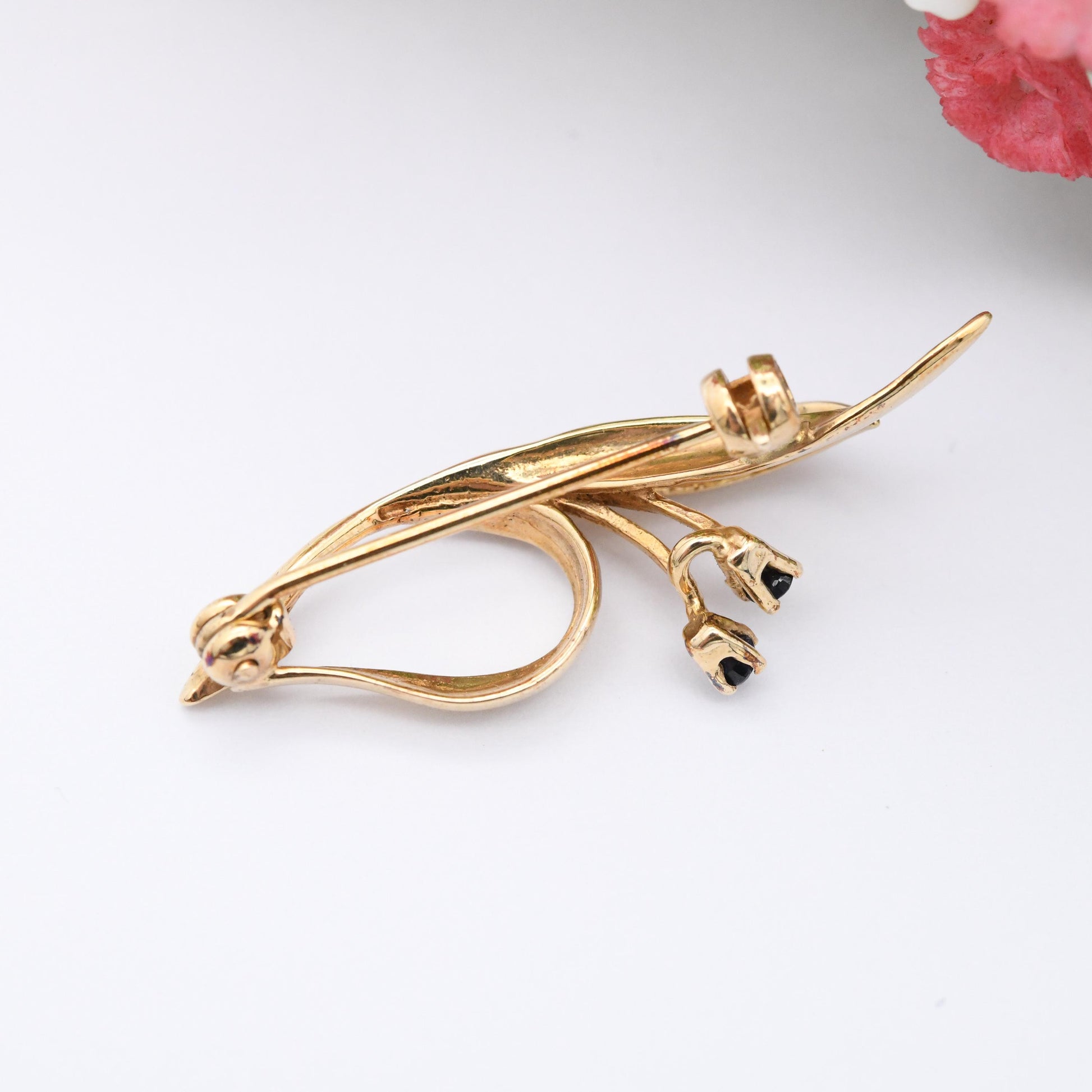 Vintage 9ct Gold Sapphire Leaf Brooch 1980s - Solid Gold Jewellery Gift for Her Nature Inspired Leaves and Berries | Blue Gemstone