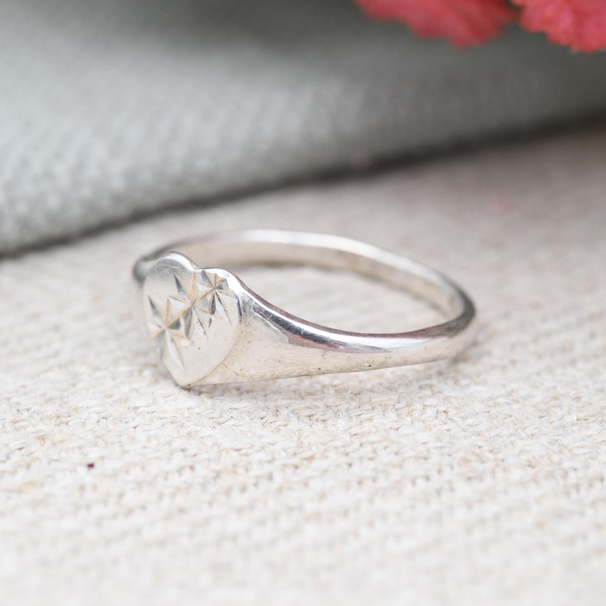 Vintage Sterling Silver Heart Signet Ring Diamond Cut Star Design - Engraved Silver Love Heart Jewellery | UK Size - O 1/2 | US Size - 7 1/2