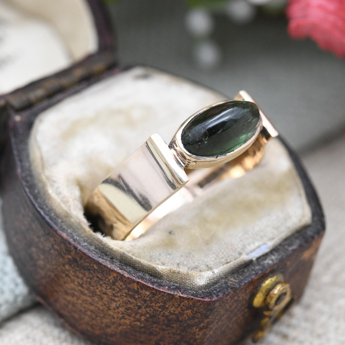 Vintage Modernist 9ct Gold Green Stone Ring 1972 - Mid-Century Statement Solitaire Stylish 1970s Jewellery | UK Size - O | US Size - 7 1/4