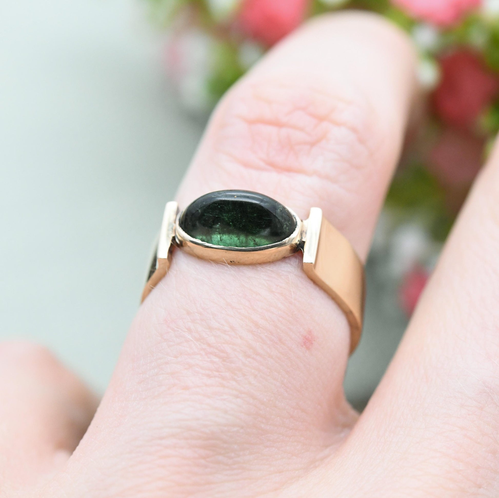 Vintage Modernist 9ct Gold Green Stone Ring 1972 - Mid-Century Statement Solitaire Stylish 1970s Jewellery | UK Size - O | US Size - 7 1/4