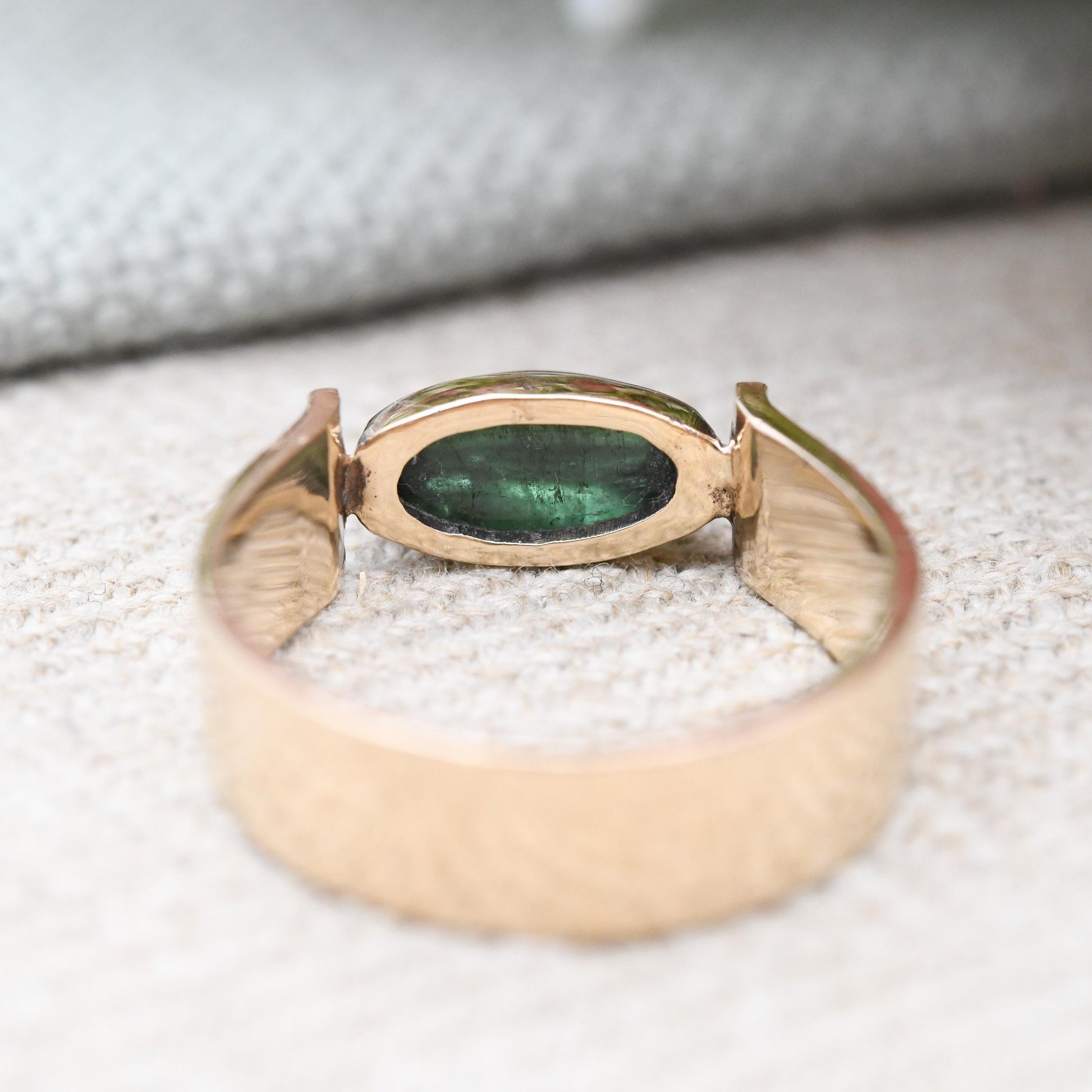 Vintage Modernist 9ct Gold Green Stone Ring 1972 - Mid-Century Statement Solitaire Stylish 1970s Jewellery | UK Size - O | US Size - 7 1/4