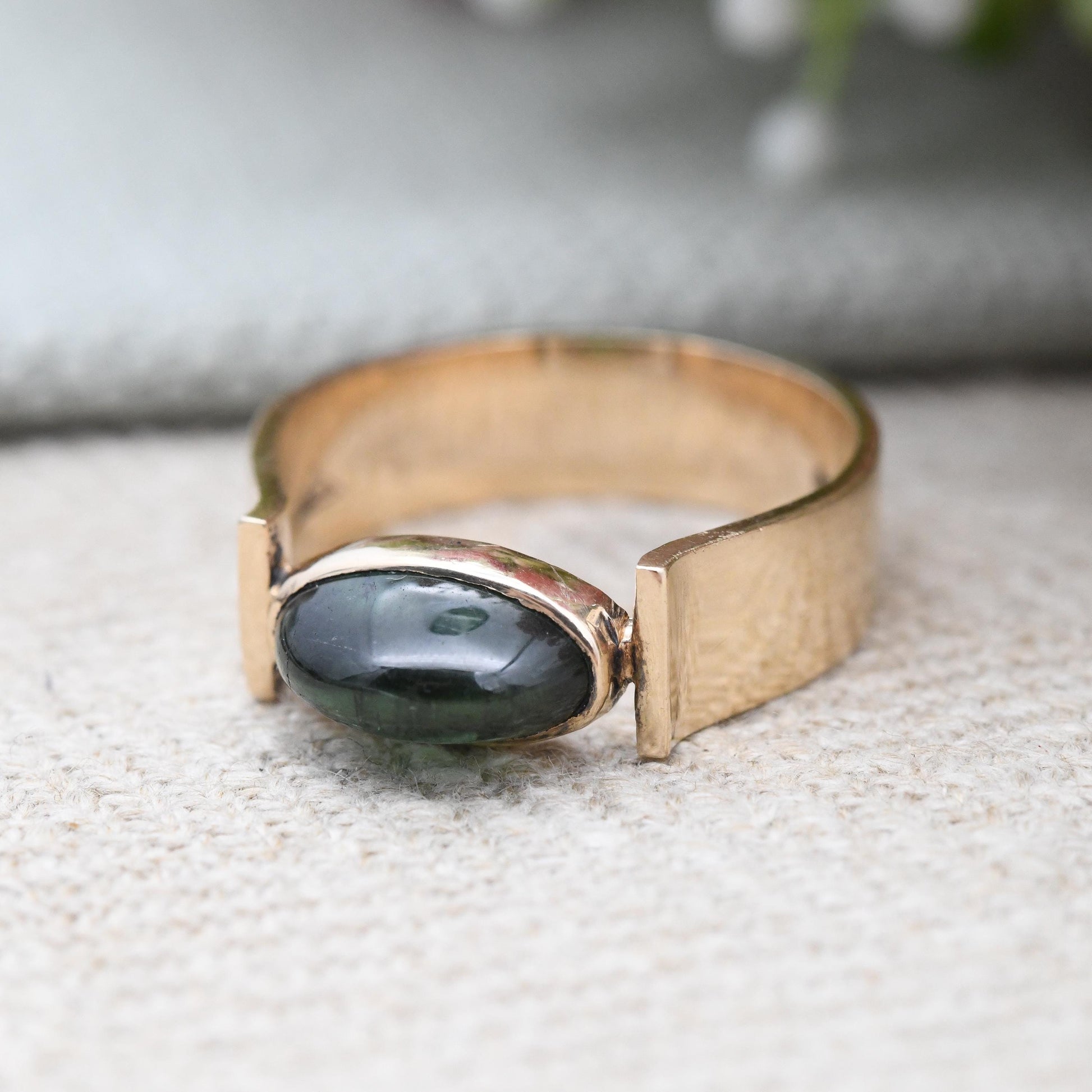 Vintage Modernist 9ct Gold Green Stone Ring 1972 - Mid-Century Statement Solitaire Stylish 1970s Jewellery | UK Size - O | US Size - 7 1/4