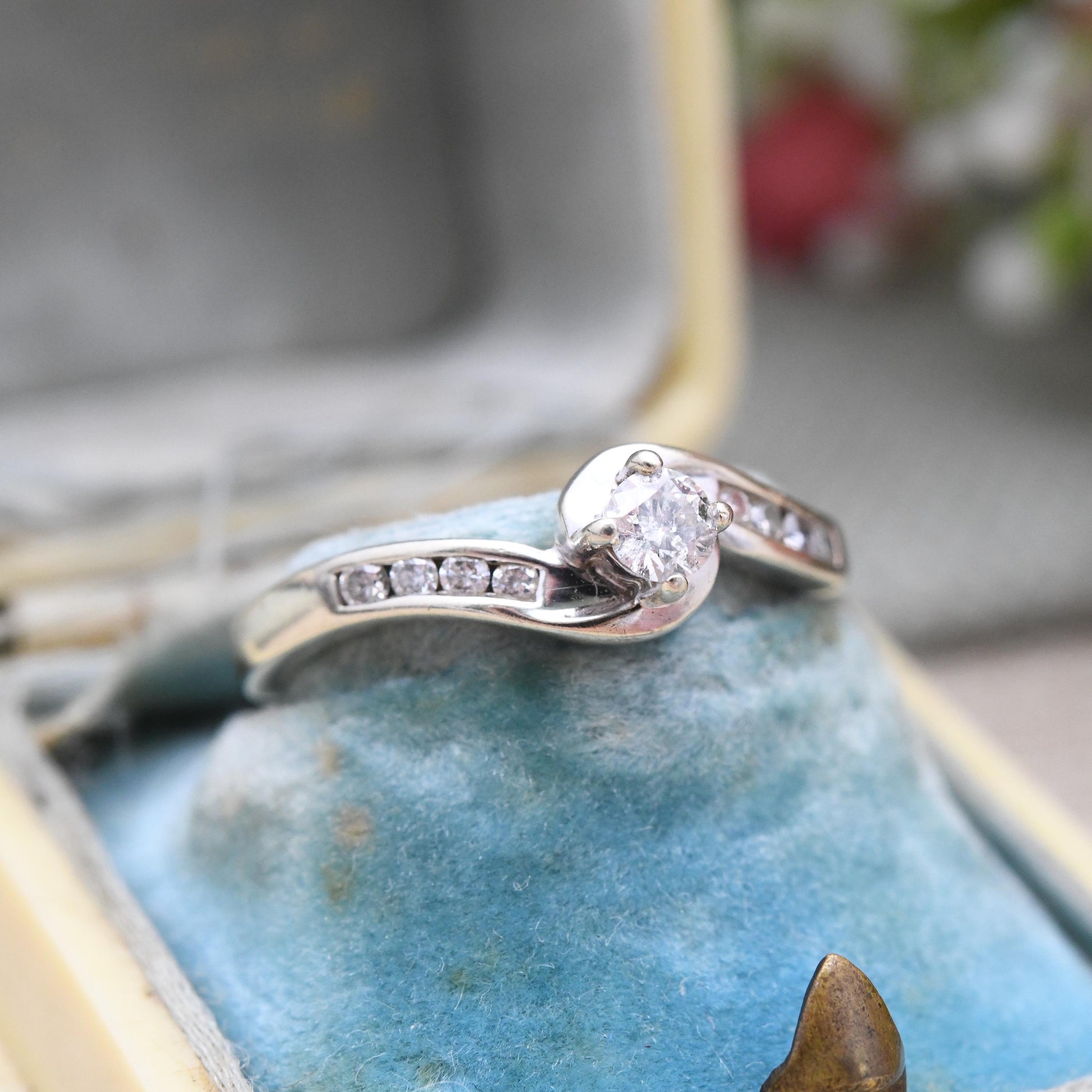 Vintage 9ct Gold Diamond Solitaire Ring 25 Points 0.25ct - with Side Stones | White Gold Twist Engagement Ring | UK Size - L US Size - 5 3/4