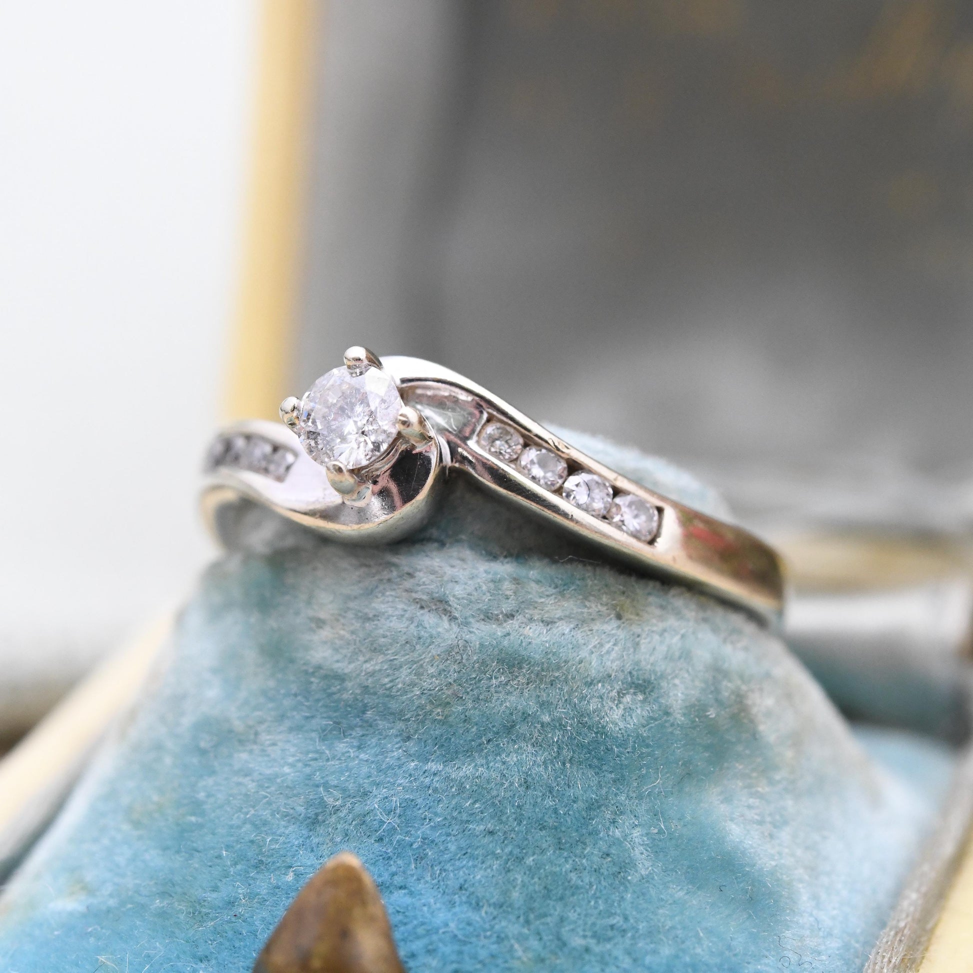 Vintage 9ct Gold Diamond Solitaire Ring 25 Points 0.25ct - with Side Stones | White Gold Twist Engagement Ring | UK Size - L US Size - 5 3/4