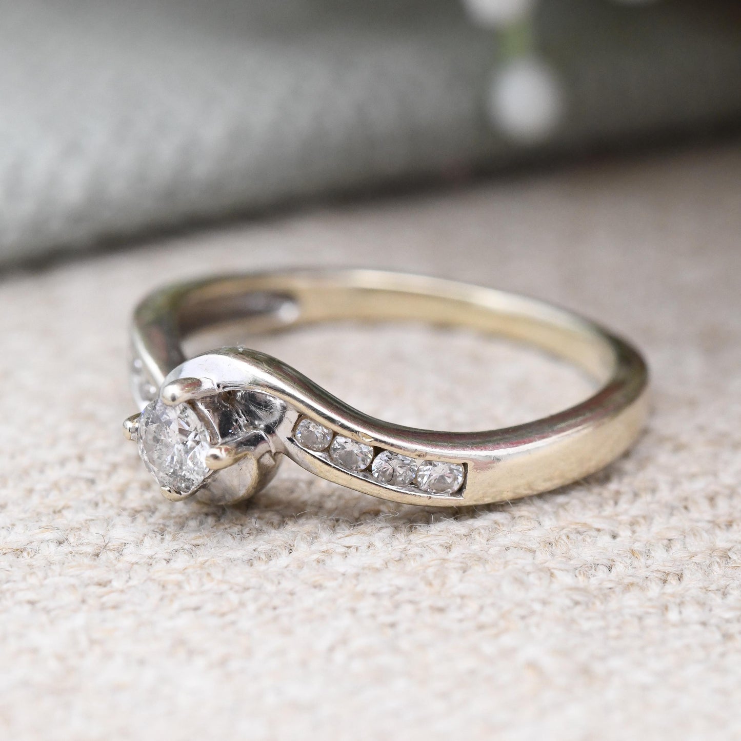 Vintage 9ct Gold Diamond Solitaire Ring 25 Points 0.25ct - with Side Stones | White Gold Twist Engagement Ring | UK Size - L US Size - 5 3/4