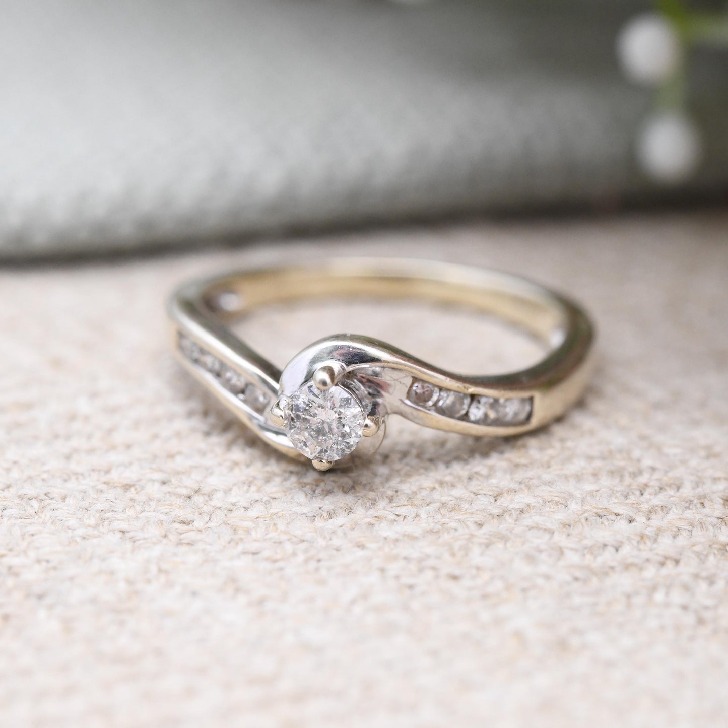 Vintage 9ct Gold Diamond Solitaire Ring 25 Points 0.25ct - with Side Stones | White Gold Twist Engagement Ring | UK Size - L US Size - 5 3/4