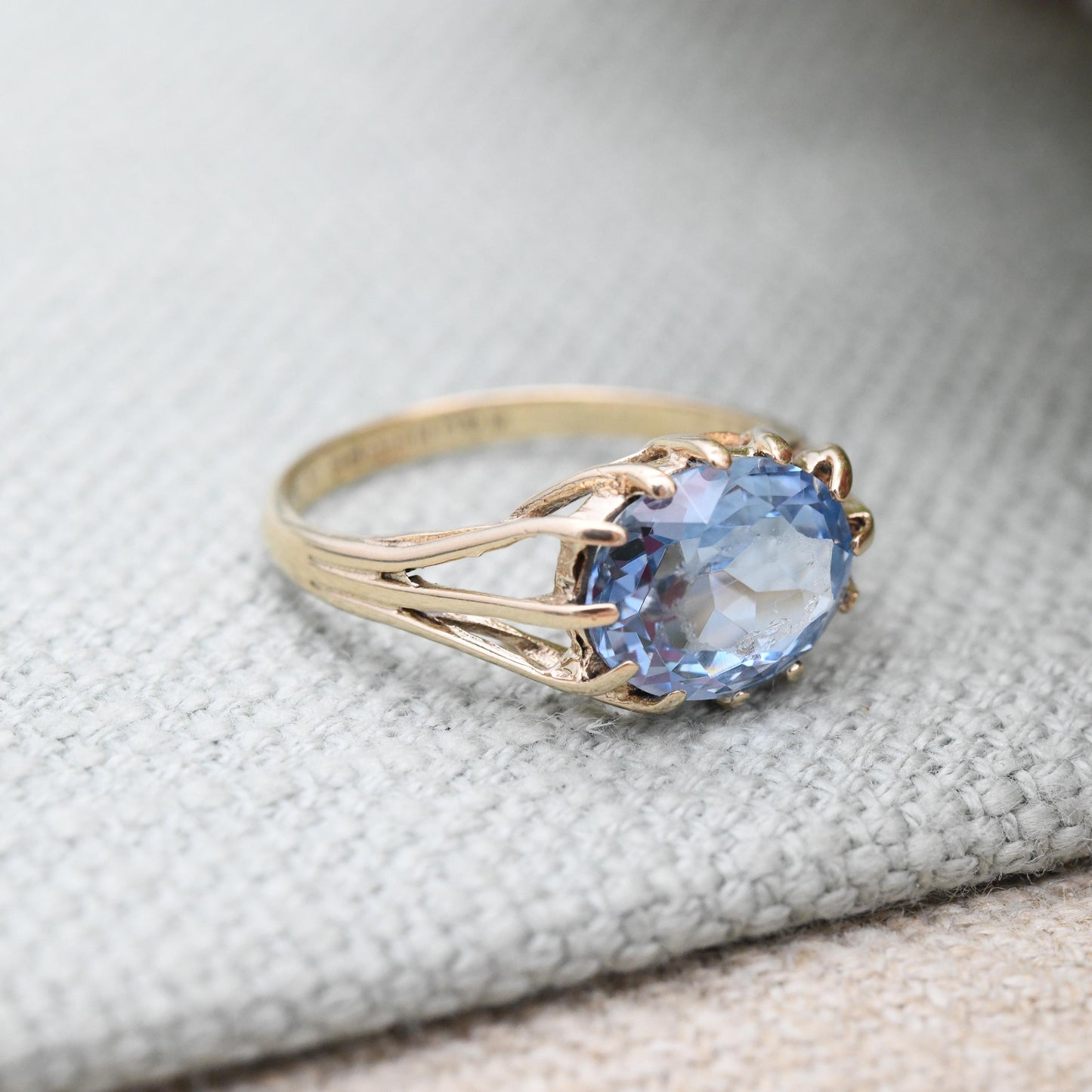 Vintage 9ct Gold Ring with Light Blue Stone 1970 - Pretty Pale Blue Gemstone Gift for Her Split Band Ring | UK Size - M | US Size - 6 1/4