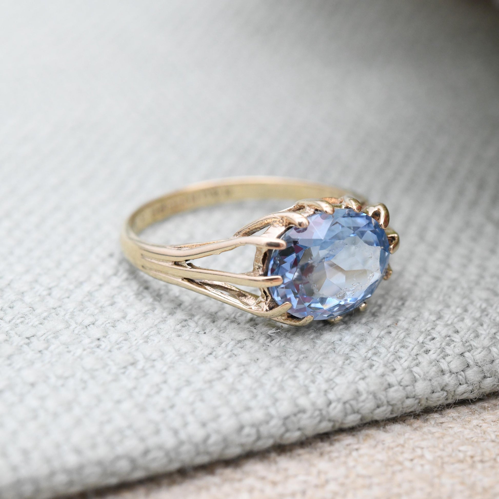 Vintage 9ct Gold Ring with Light Blue Stone 1970 - Pretty Pale Blue Gemstone Gift for Her Split Band Ring | UK Size - M | US Size - 6 1/4