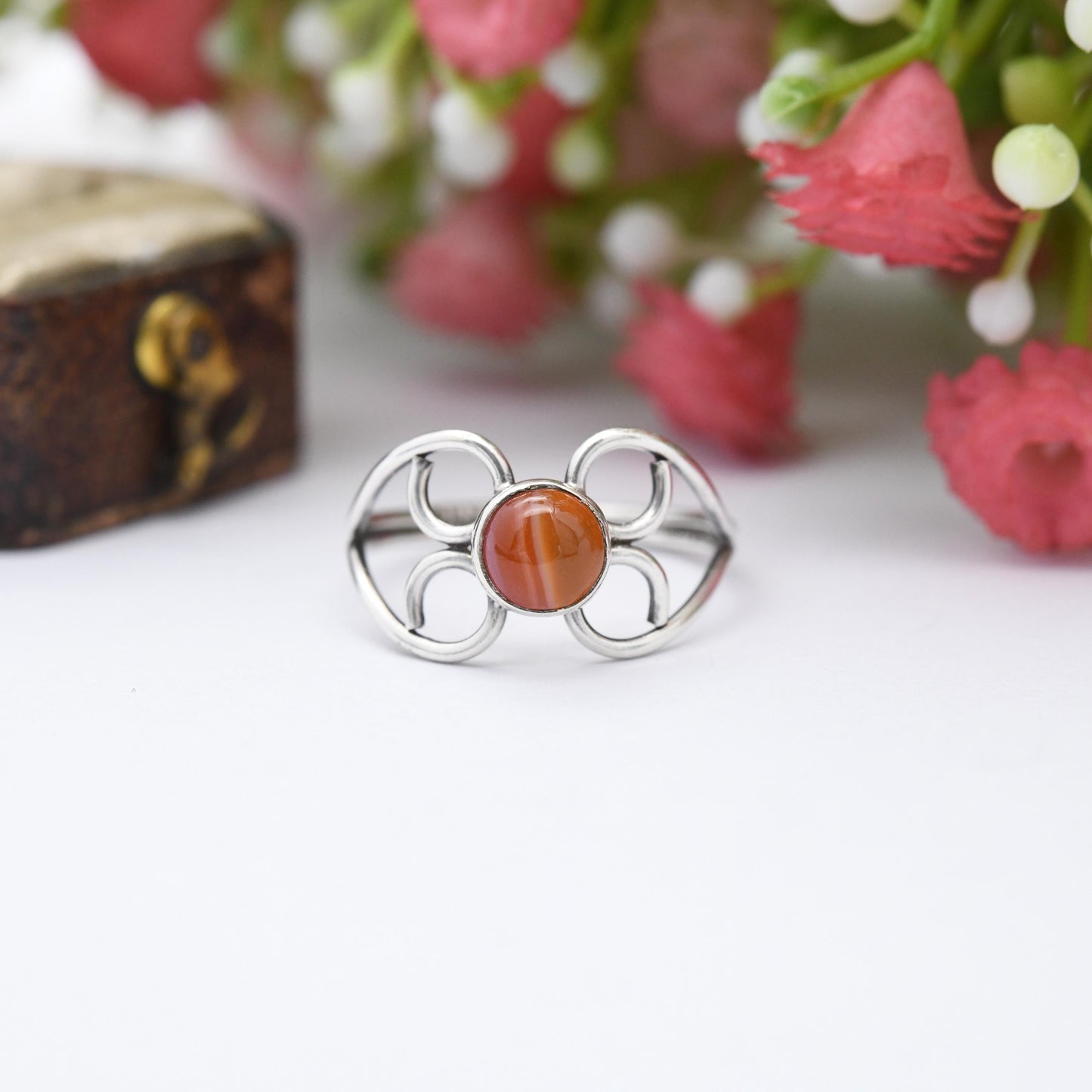 Vintage Sterling Silver Banded Agate Ring - Delicate Wire Design Red and White Gemstone Ring | UK Size - J 1/2 | US Size - 5