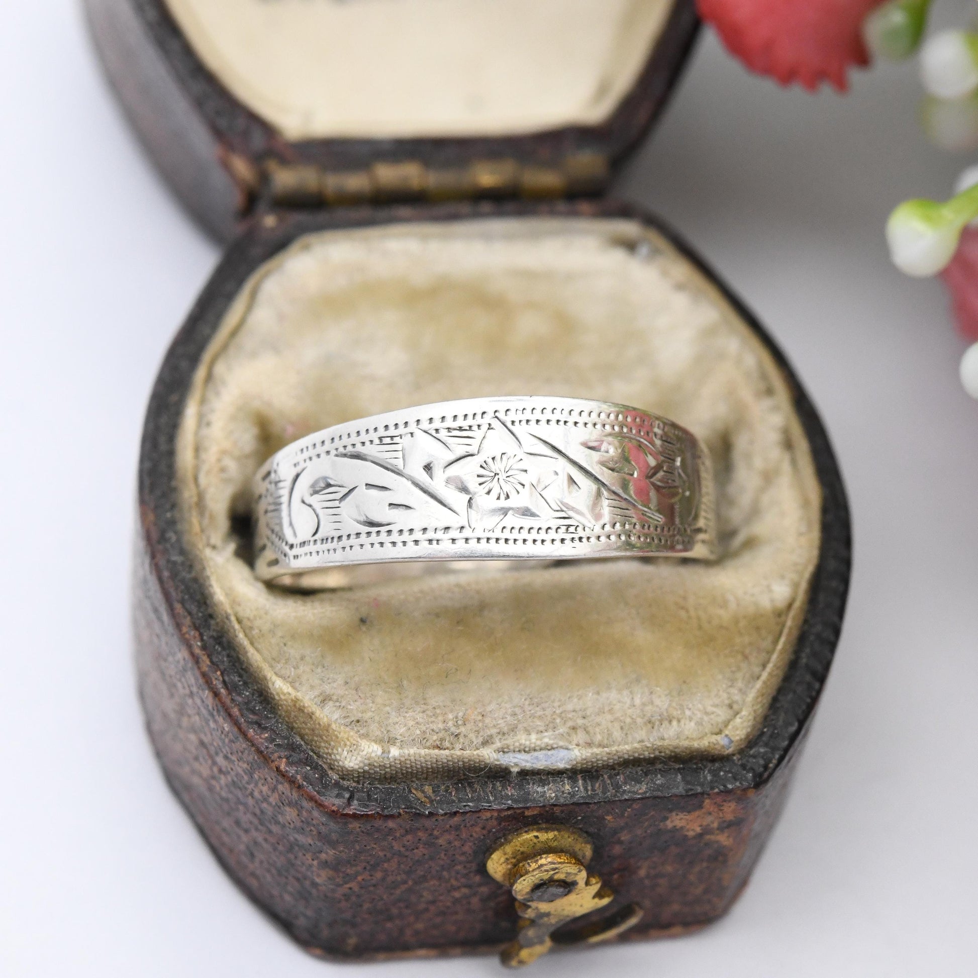 Vintage Siam Sterling Silver Adjustable Band Ring with Hand Engraved Pattern - Star and Scrolling Design | UK Size - Q | US Size - 8