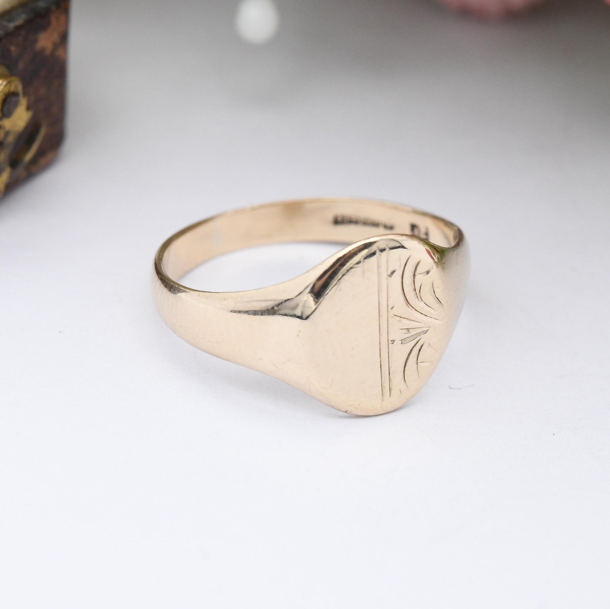 Vintage 9ct Gold Signet Ring 1989 - Half Engraved Scrolling Pattern Solid Gold Jewellery Unisex Gift for Him | UK Size - O | US Size - 7 1/4