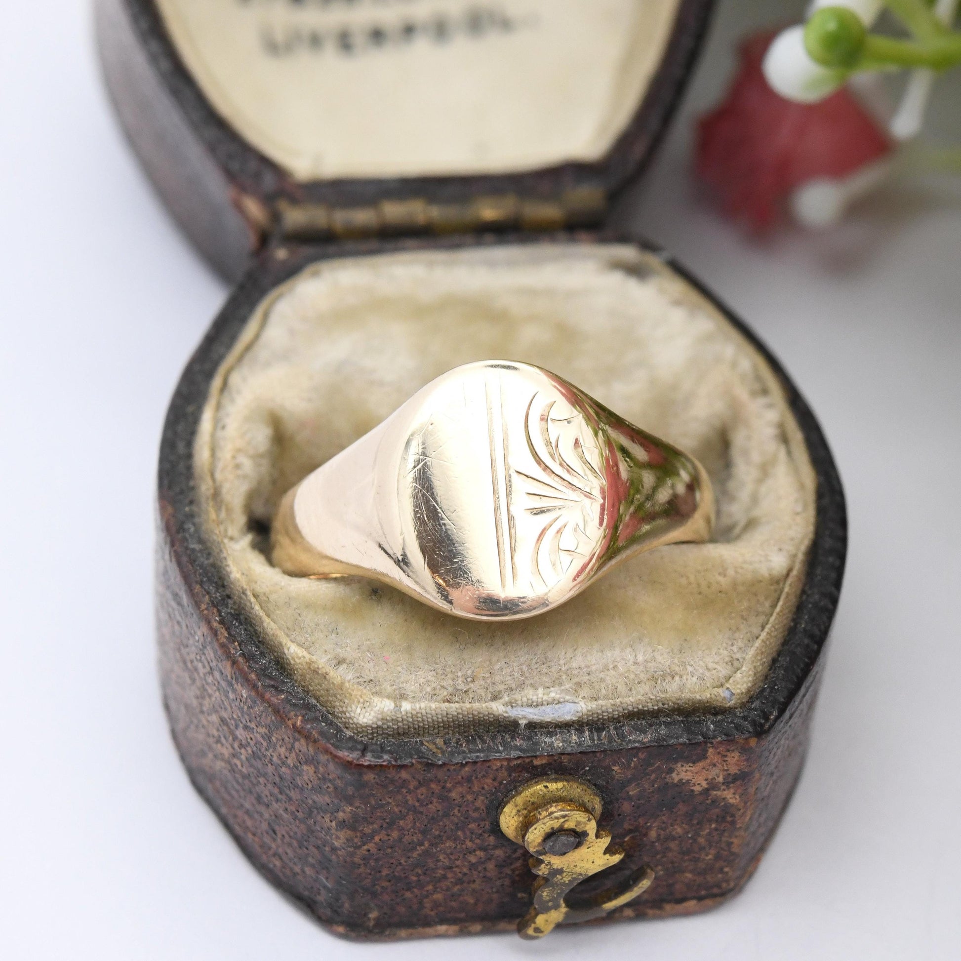 Vintage 9ct Gold Signet Ring 1989 - Half Engraved Scrolling Pattern Solid Gold Jewellery Unisex Gift for Him | UK Size - O | US Size - 7 1/4