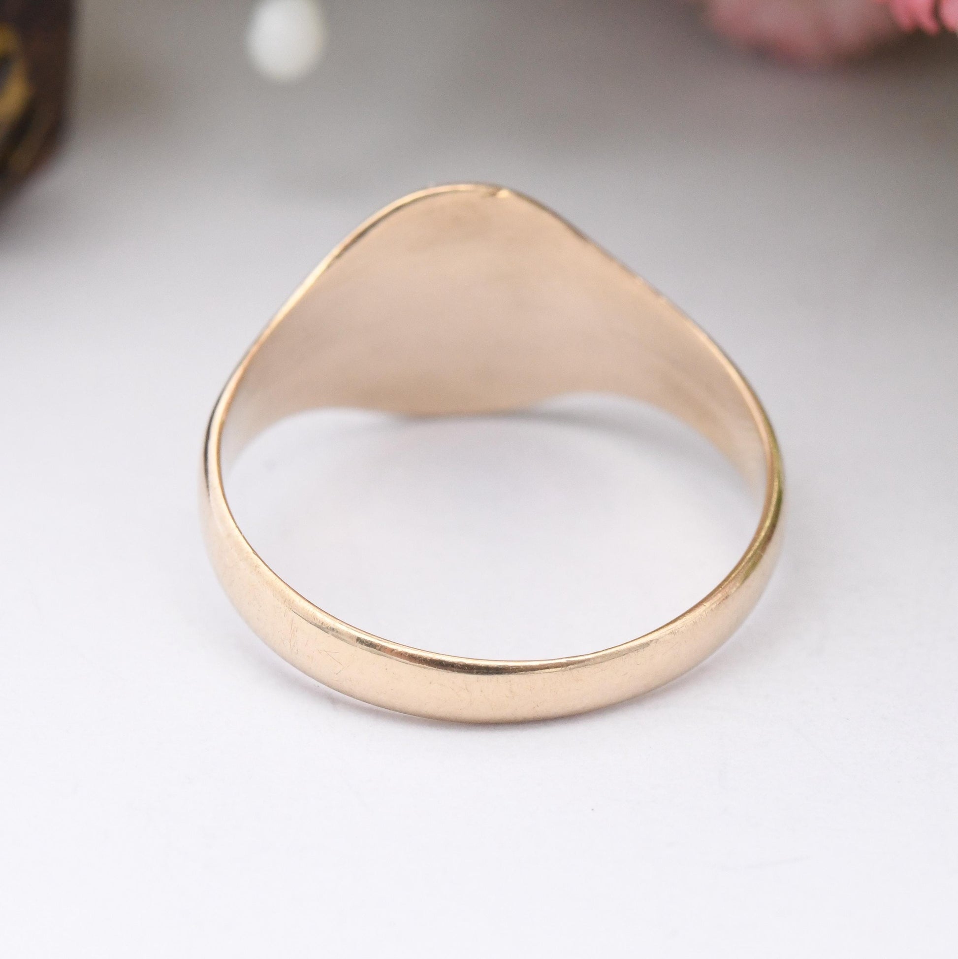 Vintage 9ct Gold Signet Ring 1989 - Half Engraved Scrolling Pattern Solid Gold Jewellery Unisex Gift for Him | UK Size - O | US Size - 7 1/4