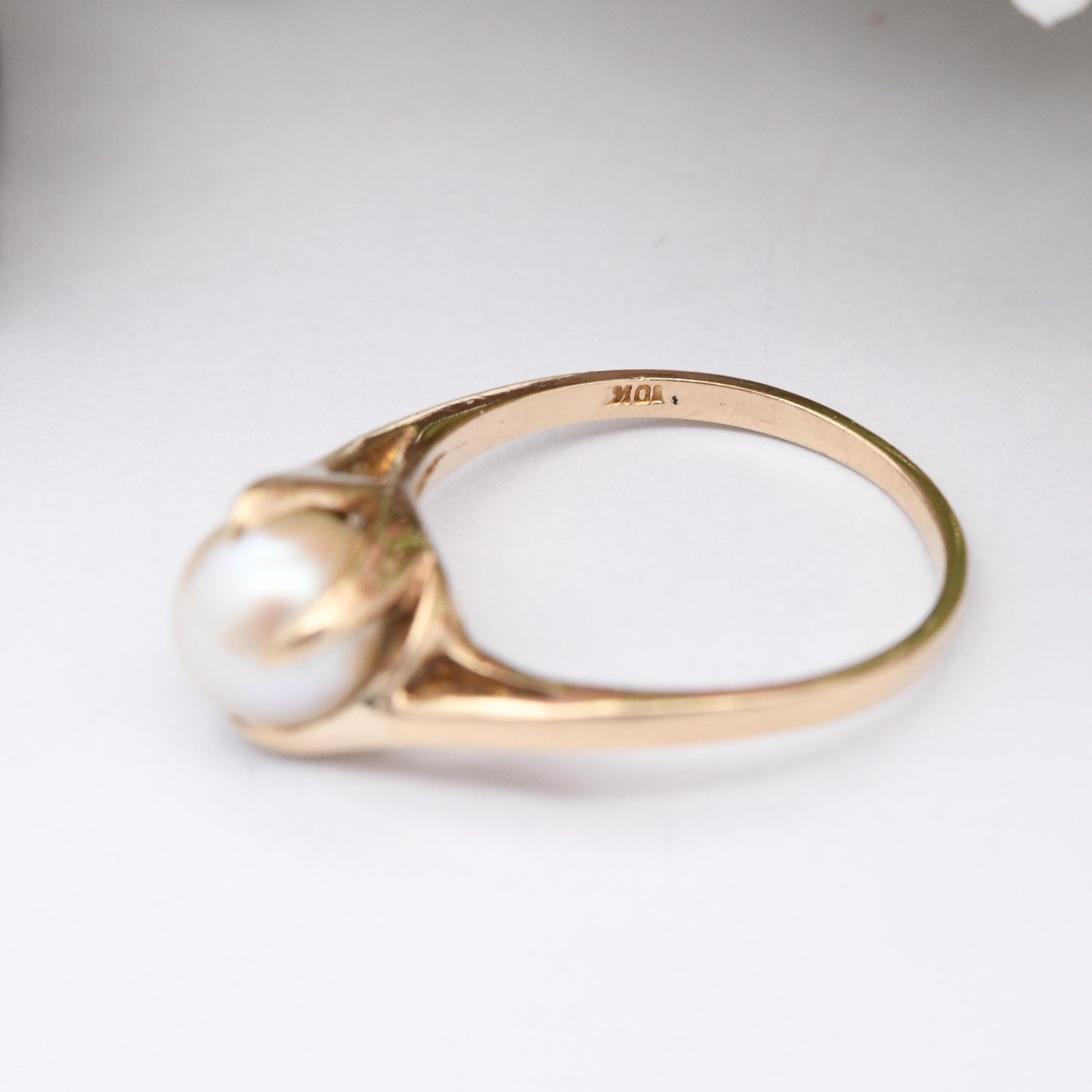 Vintage 10ct Gold Pearl Solitaire Ring - Twist Claw Mount Pretty Gold Jewellery White Stone Cultured Pearl | UK Size - L | US Size - 5 3/4