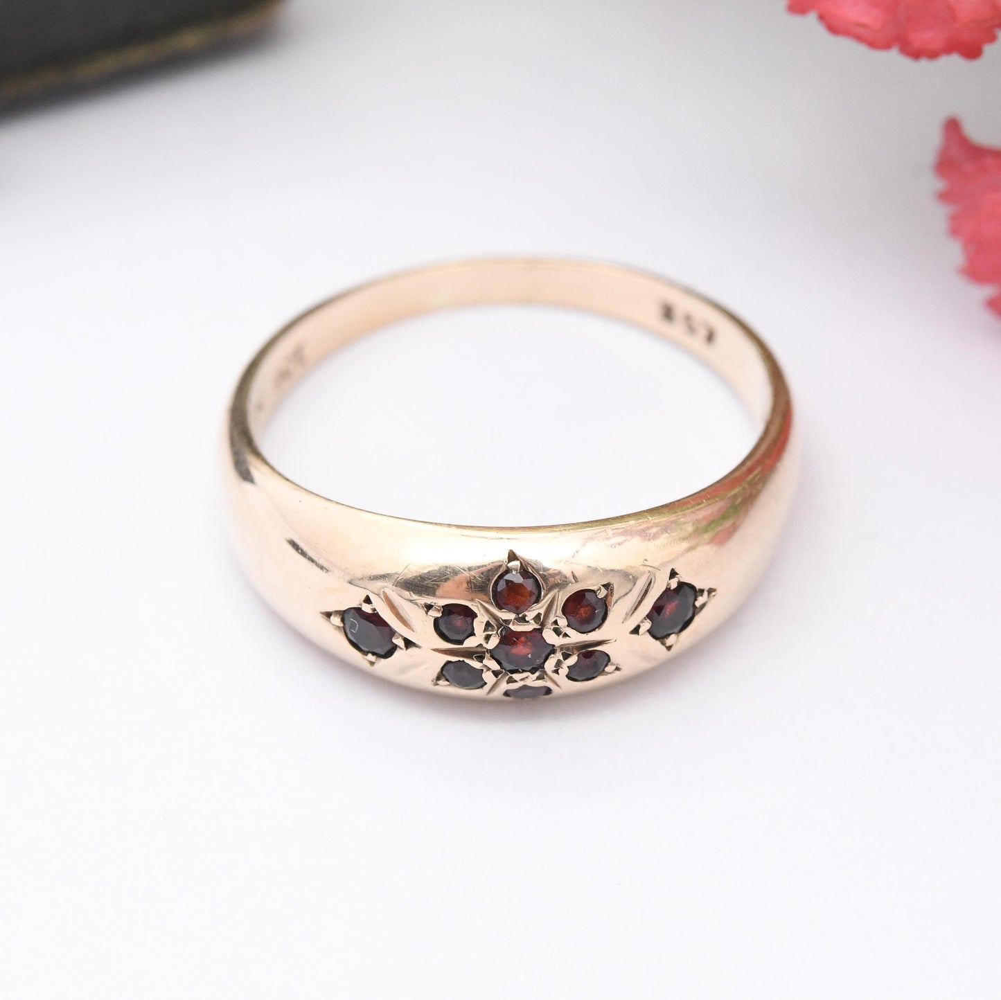 Antique 9ct Gold Garnet Gypsy Ring - Flush Set Red Gemstones Flower Shape Jewellery Gift Rounded Band Ring | UK Size - Q | US Size - 8 1/4