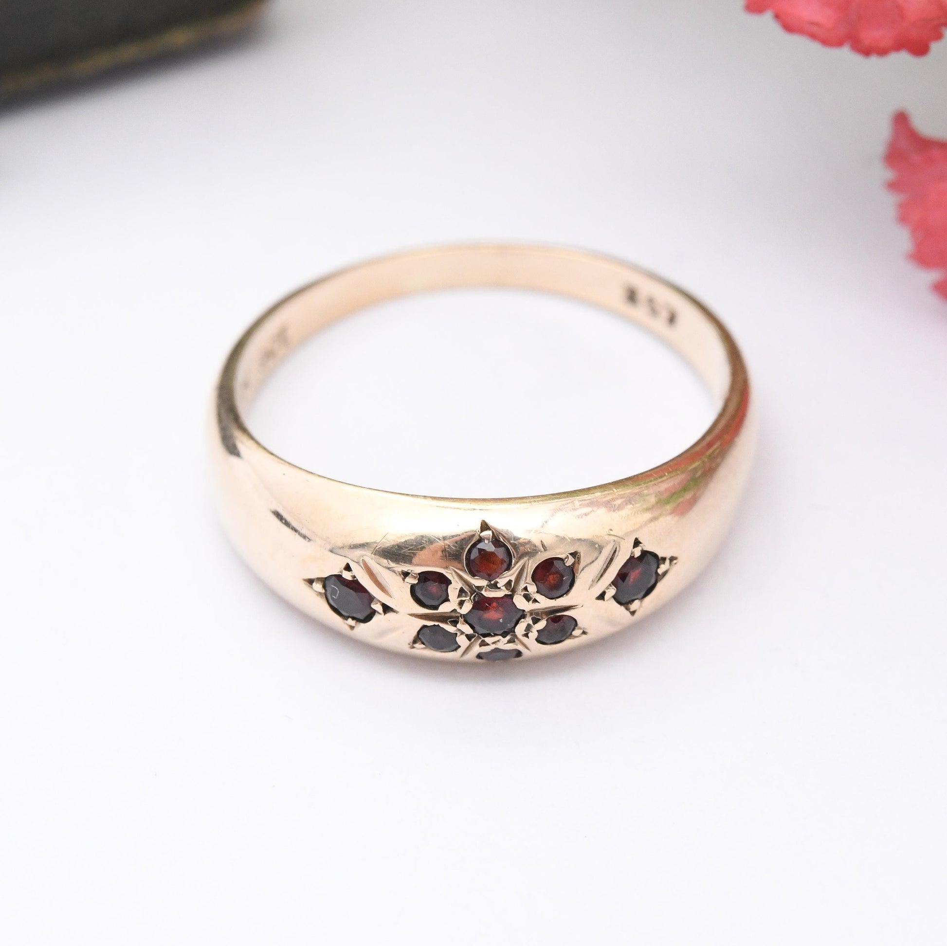 Antique 9ct Gold Garnet Gypsy Ring - Flush Set Red Gemstones Flower Shape Jewellery Gift Rounded Band Ring | UK Size - Q | US Size - 8 1/4