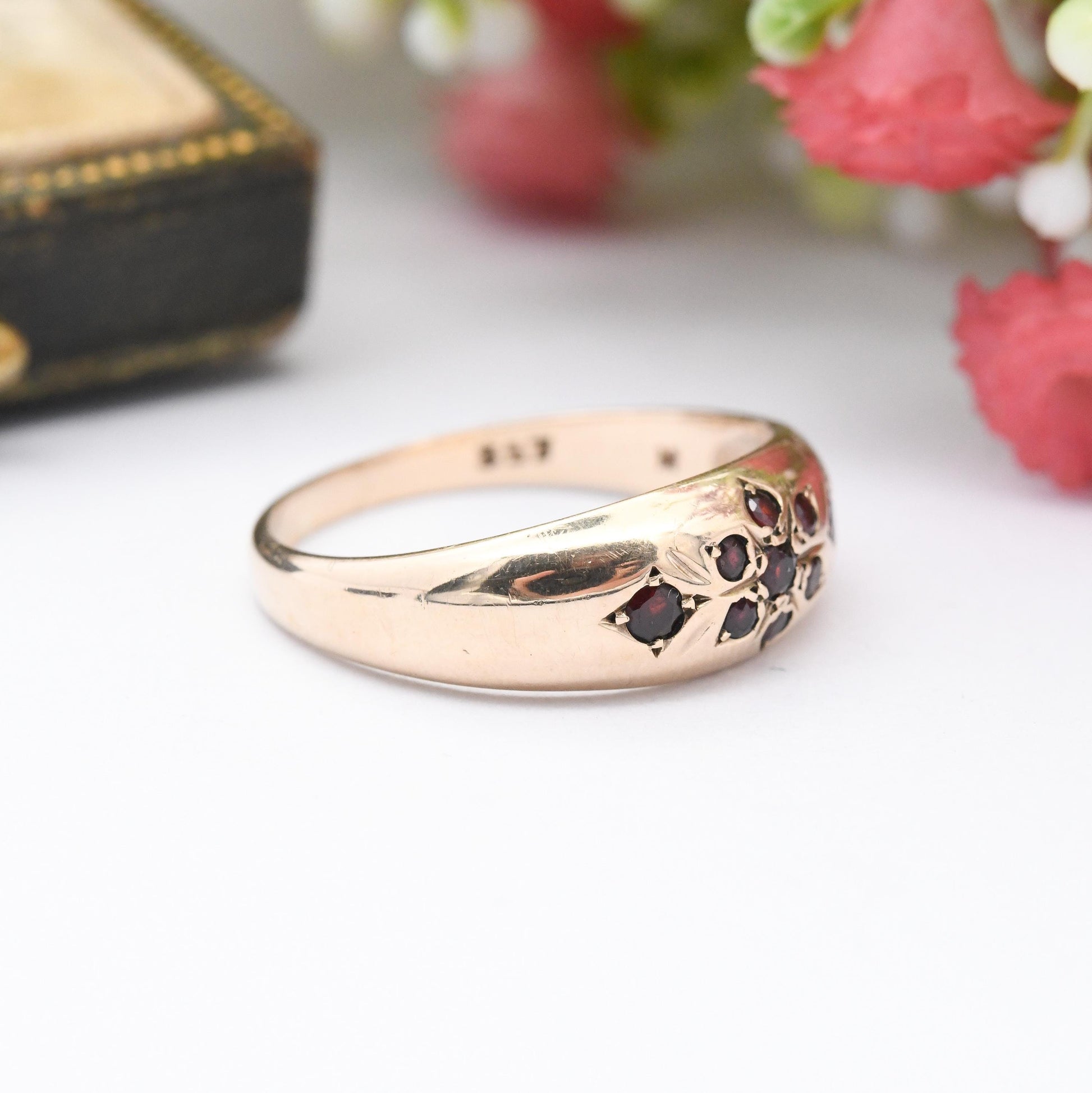 Antique 9ct Gold Garnet Gypsy Ring - Flush Set Red Gemstones Flower Shape Jewellery Gift Rounded Band Ring | UK Size - Q | US Size - 8 1/4