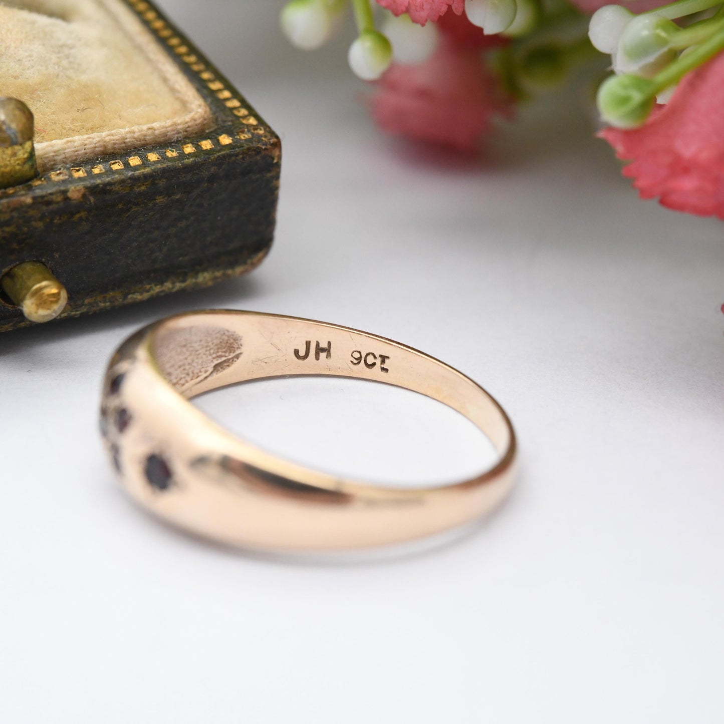 Antique 9ct Gold Garnet Gypsy Ring - Flush Set Red Gemstones Flower Shape Jewellery Gift Rounded Band Ring | UK Size - Q | US Size - 8 1/4