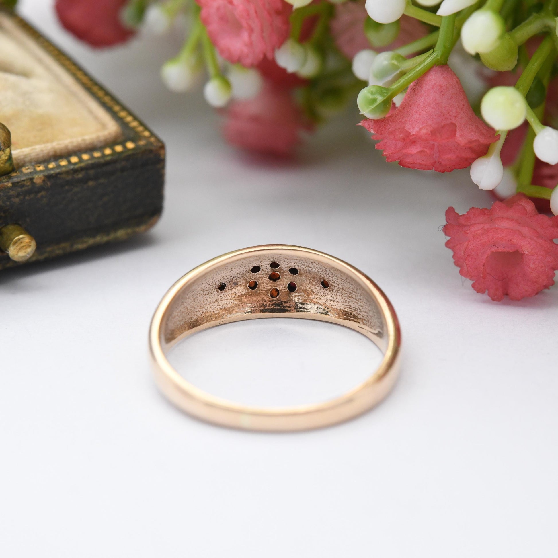 Antique 9ct Gold Garnet Gypsy Ring - Flush Set Red Gemstones Flower Shape Jewellery Gift Rounded Band Ring | UK Size - Q | US Size - 8 1/4