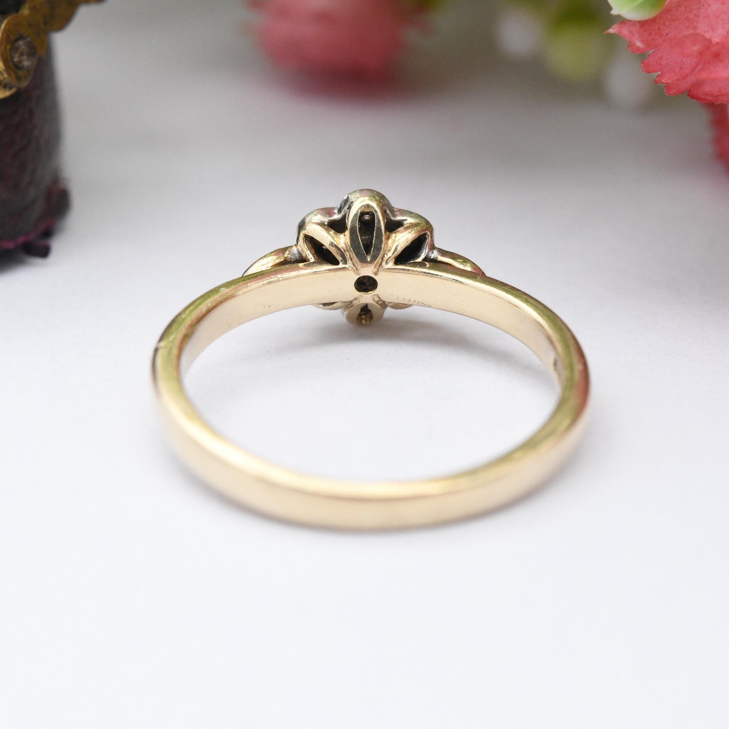 Vintage 9ct Gold Diamond Daisy Ring 0.1 Carats 10 Points - Floral Cluster Ring | Pretty Gold Gift for Her | UK Size - M | US Size - 6 1/4