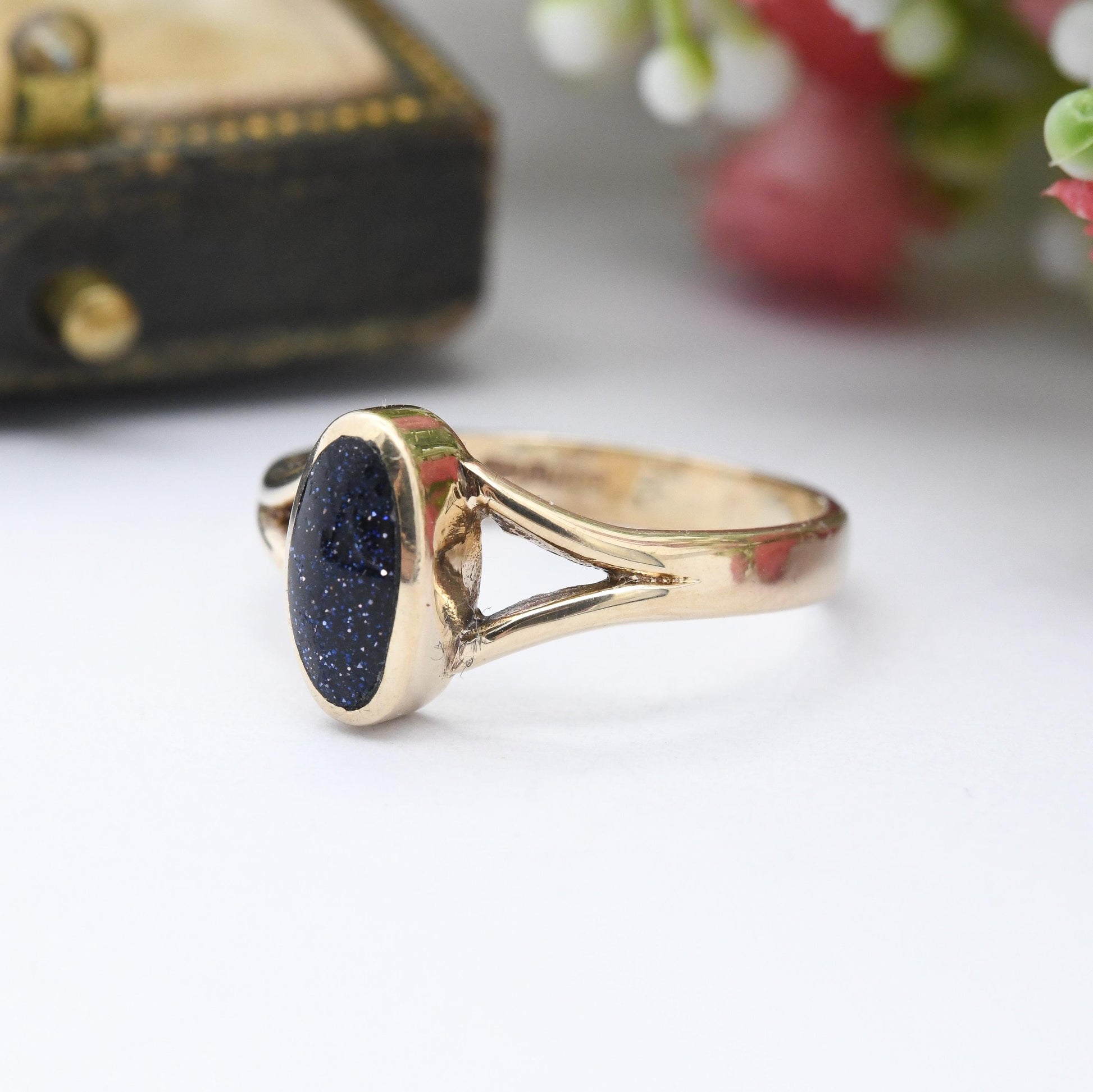 Vintage 9ct Gold Blue Goldstone Ring - Sparkly Glitter Blue Stone Flush Oval Cabochon Solitaire | UK Size - N | US Size - 6 3/4