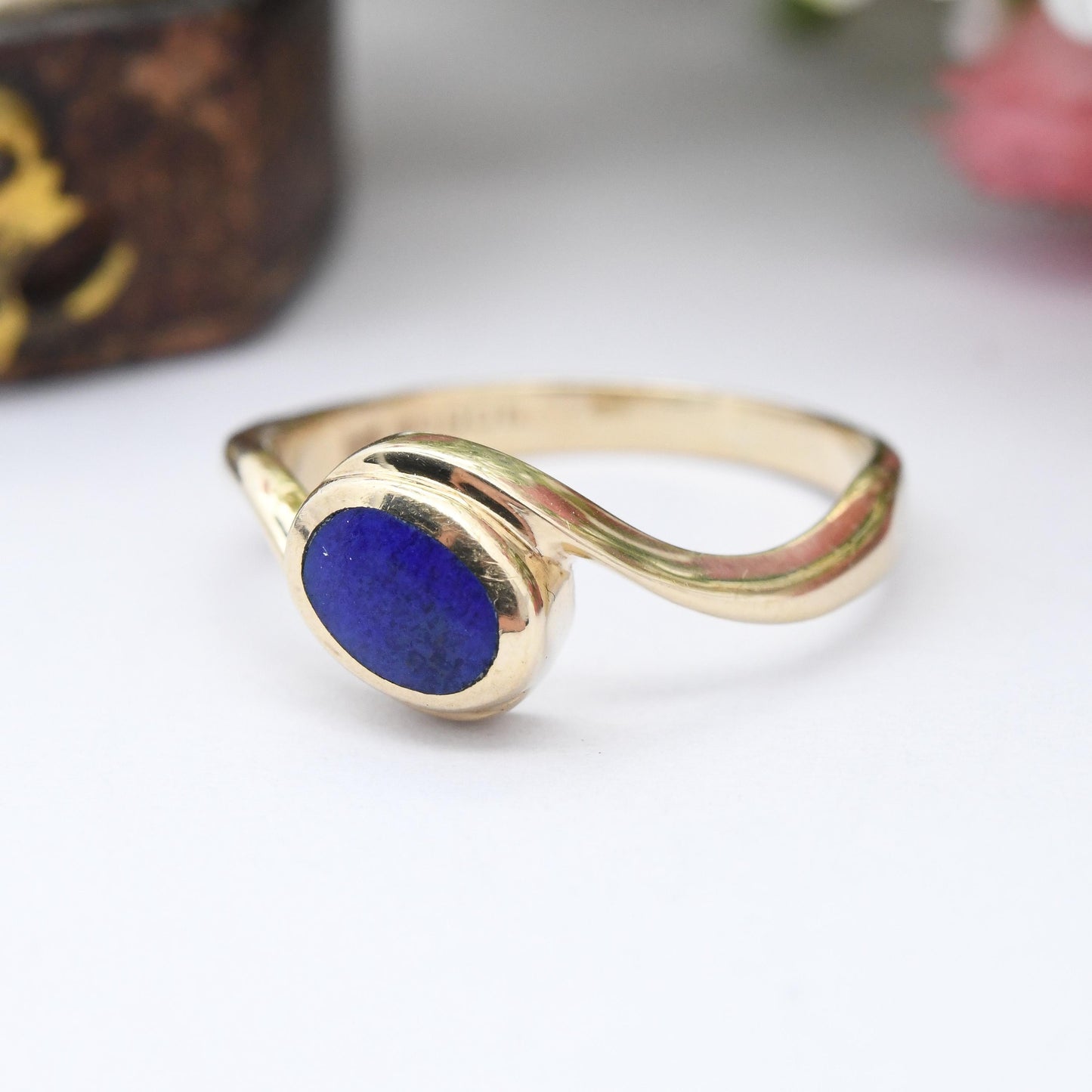 Vintage 9ct Gold Lapis Lazuli Twist Ring 1999 - Blue Stone Bypass Style Ring Modern Y2K Gold Jewellery Gift | UK Size - N | US Size - 6 3/4